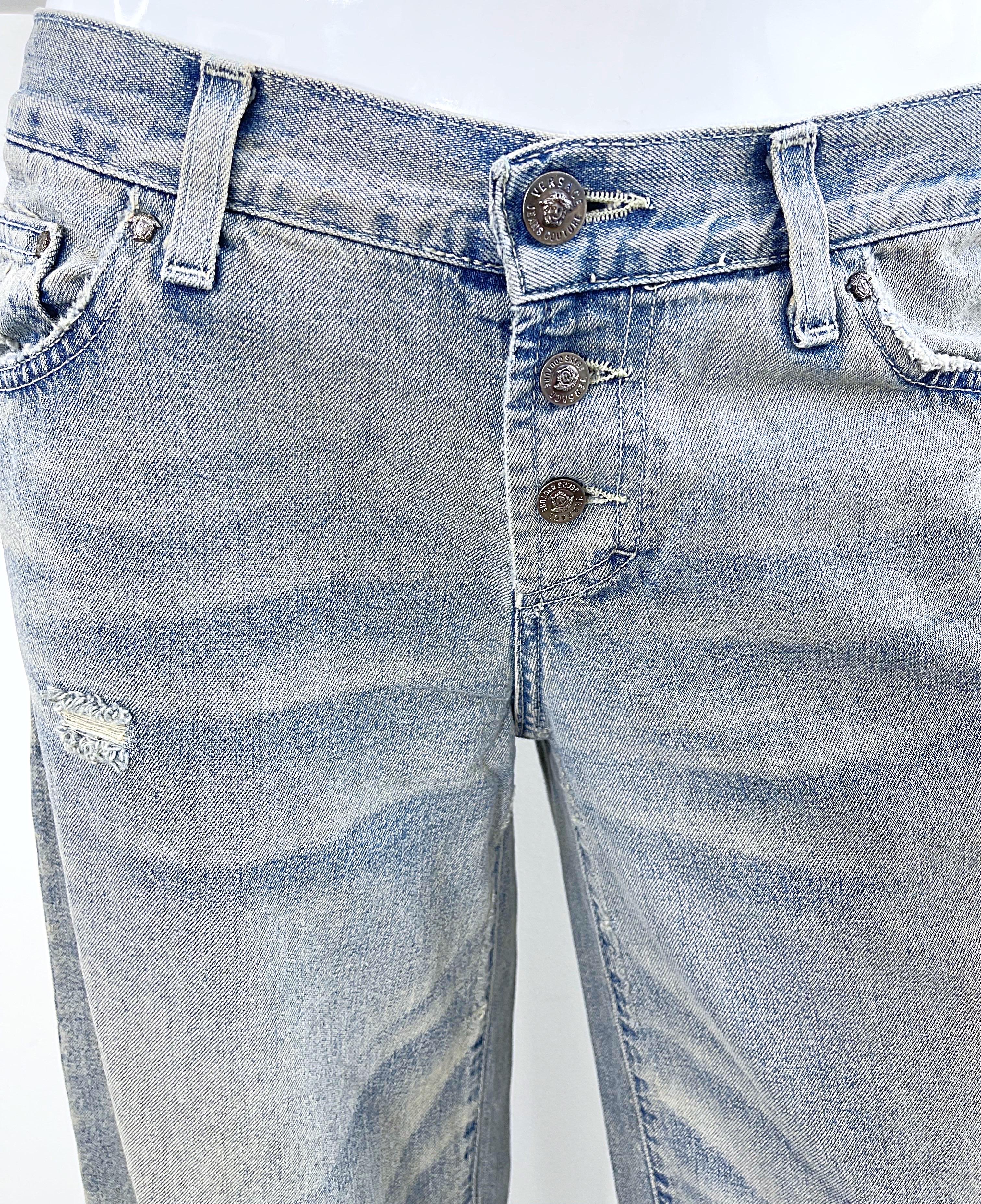 2000s Gianni Versace Jeans Couture Taille 8 Chain Stonewash Low Rise Wide Leg Pantalon en vente 1