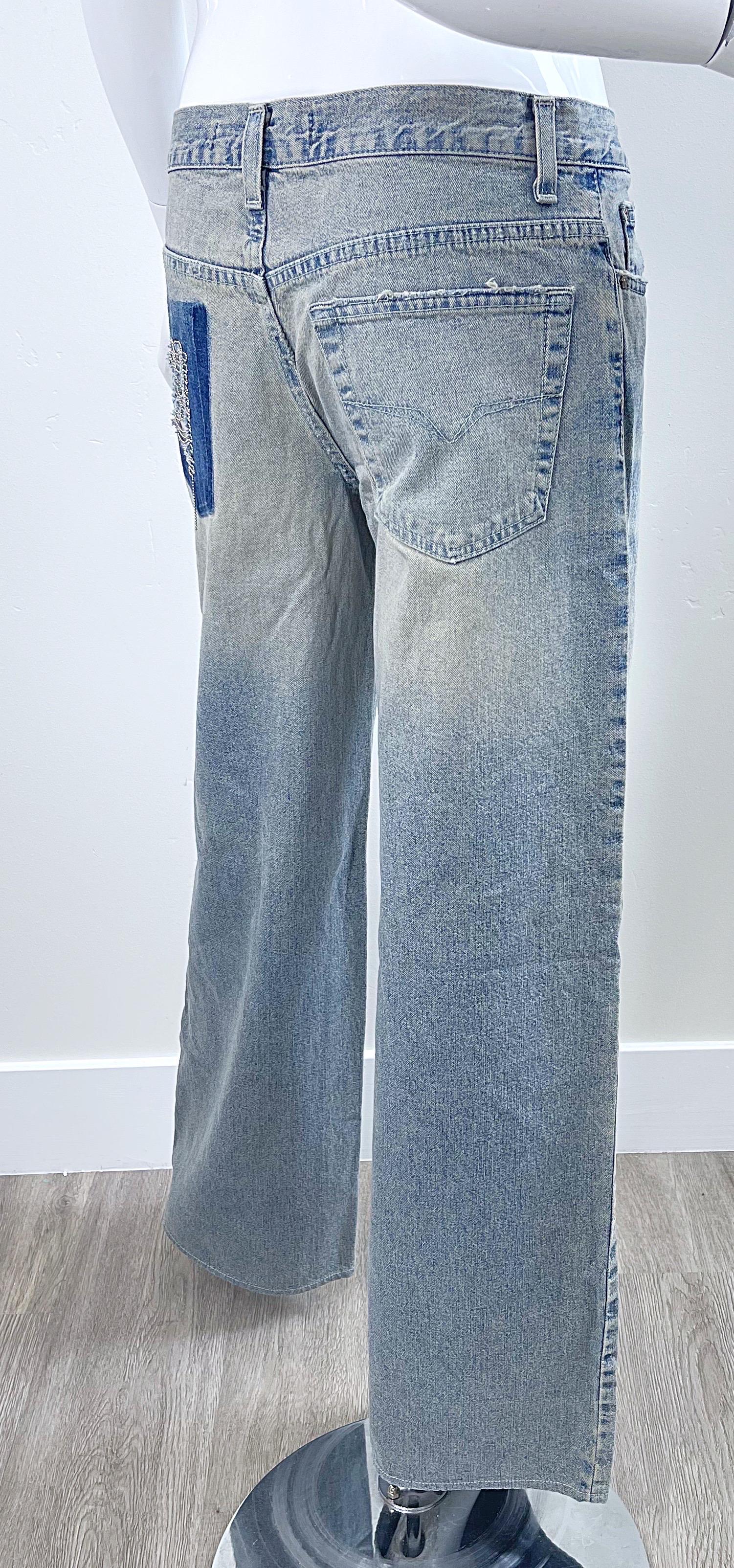 2000s Gianni Versace Jeans Couture Taille 8 Chain Stonewash Low Rise Wide Leg Pantalon en vente 2