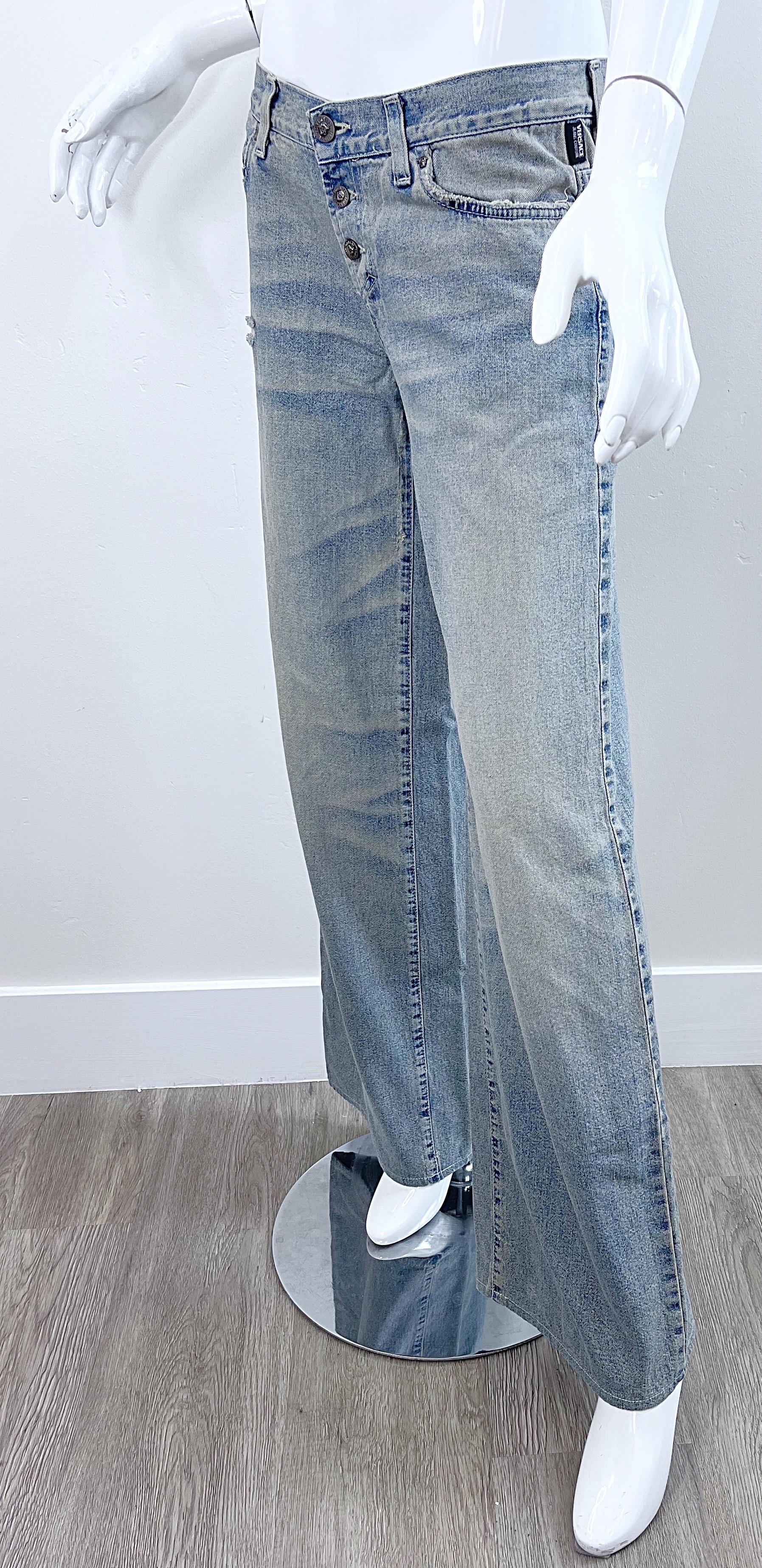 2000s Gianni Versace Jeans Couture Taille 8 Chain Stonewash Low Rise Wide Leg Pantalon en vente 4