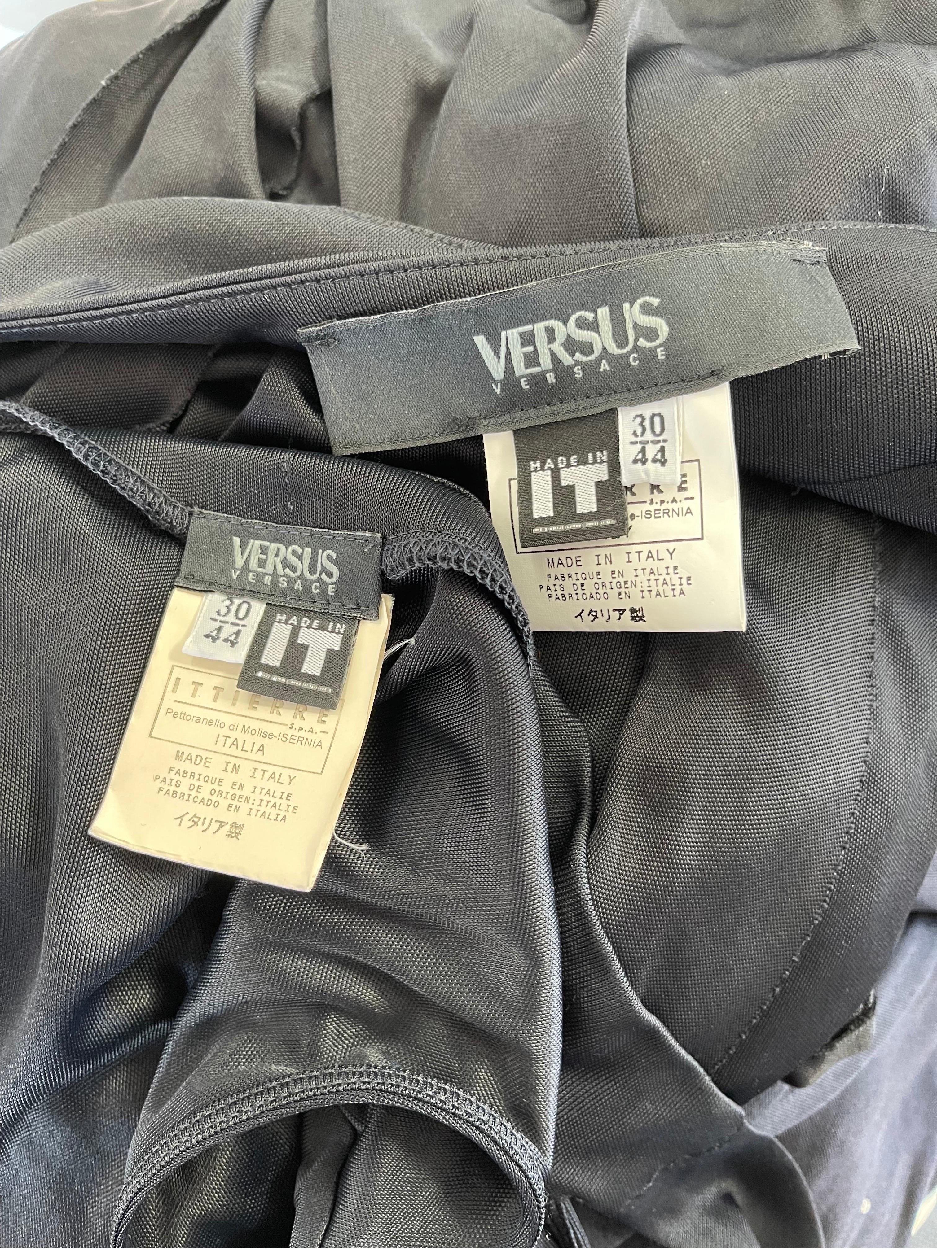 Noir Gianni Versace - Ensemble robe et jupe bondage en jersey noir Versus, taille 8/10, années 2000 en vente