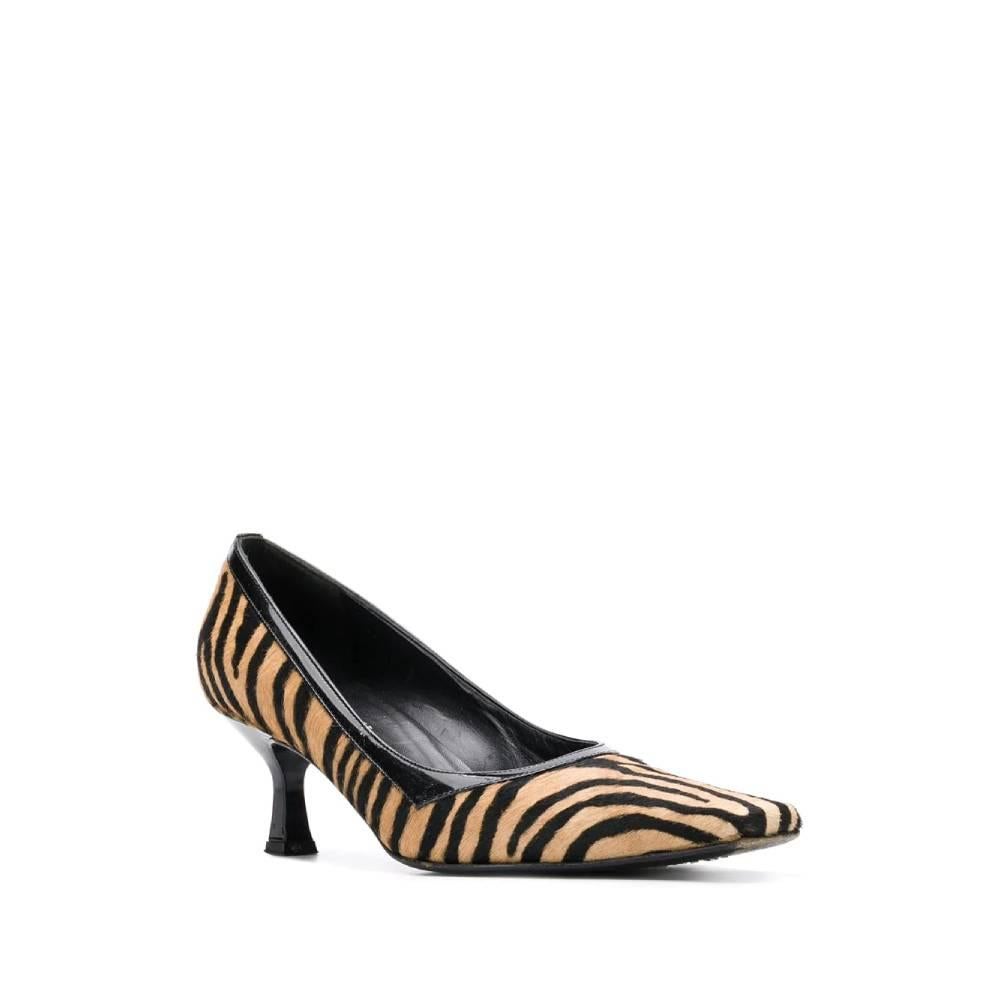 Gianni Versace decolletè in beige and black striped calf hair, with square toe, medium heel and internal sole in black logoed leather.
Made in Italy

Years: 2000s

Size: 37,5 EU

Heel: 6 cm
