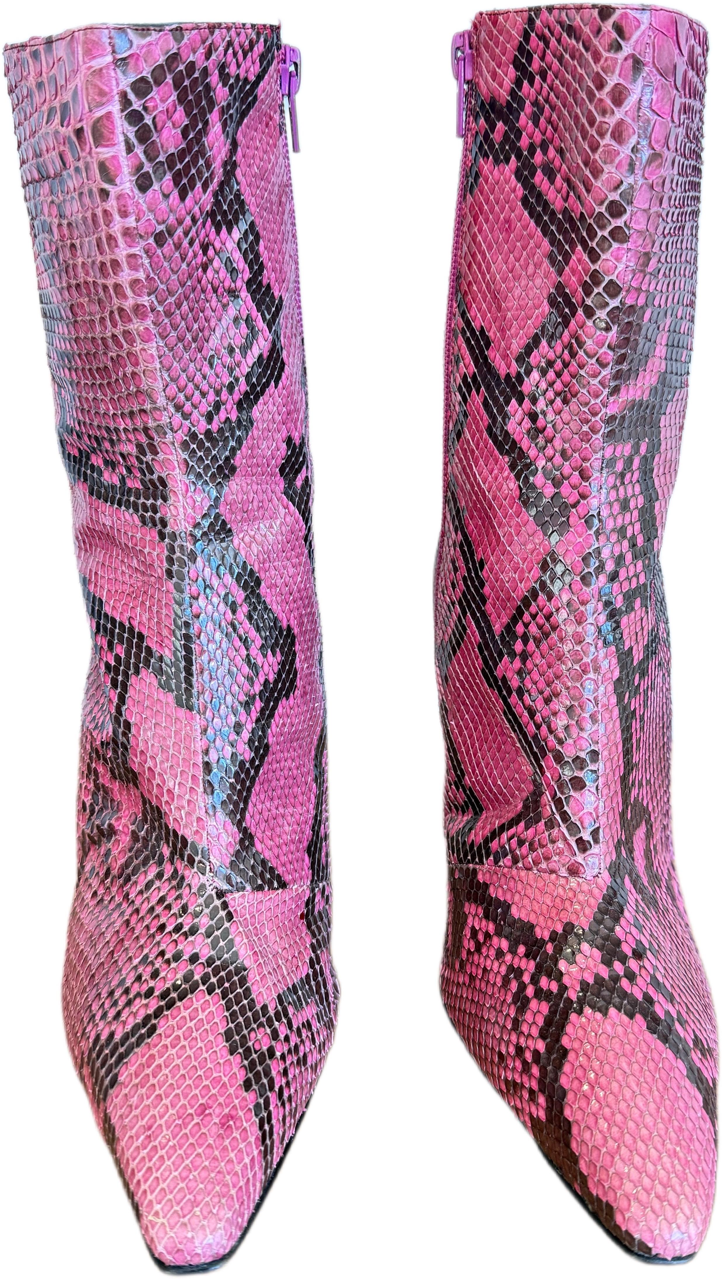 Fai colpo con questi autentici stivali vintage di Gina of London in pitone e pelle di serpente, realizzati in Inghilterra con vera pelle esotica. Disegnate in un'accattivante tavolozza di colori rosa e nero, incarnano l'eredità di una delle case di