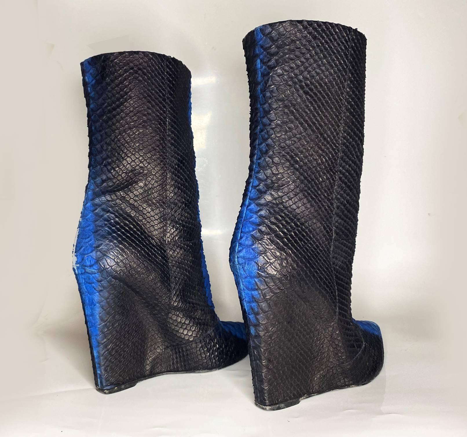 These 2000s Giuseppe Zanotti boots boast genuine craftsmanship and quality materials for a sleek, textured leather finish. The rubber outsole ensures both style and comfort, making them the ideal choice for your collection.

Size: 37 Italian / 4 UK