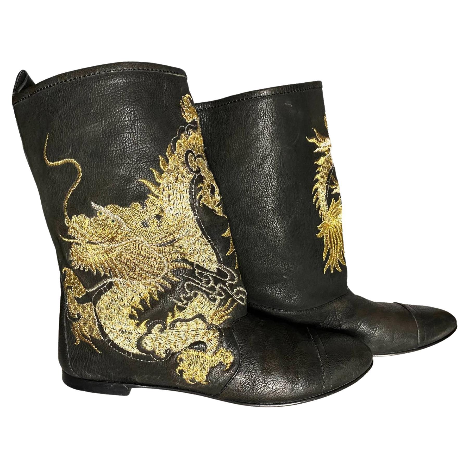 Flat boots in black leather featuring an embroidered multicolor dragon on front, Made in Italy  The combination of leather construction, expert craftsmanship and unique design make these boots a durable and stylish choice.

Condition: 2000s, very