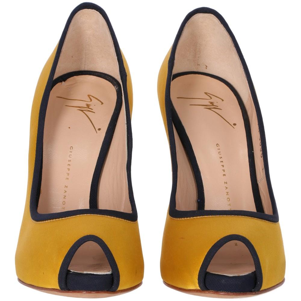 Giuseppe Zanotti yellow satin and beige leather open-toe décolleté with plateau. Black details.

The item shows slight signs of use and some scratches on the insole, as shown in the pictures.

Made in Italy

Years: 2000s

Size: 37½ EU

Heel height: