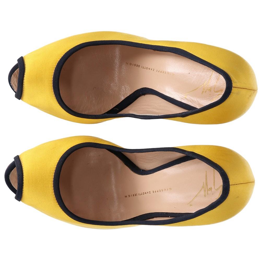 Women's 2000s Giuseppe Zanotti yellow open-toe décolleté with black details