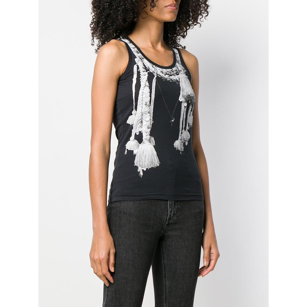Givenchy black cotton top, round neck and sleeveless with decorative print of chains and tassels in white.

Years: 2000s

Size: XS

Linear measures 
Height: 59 cm
Bust: 37 cm