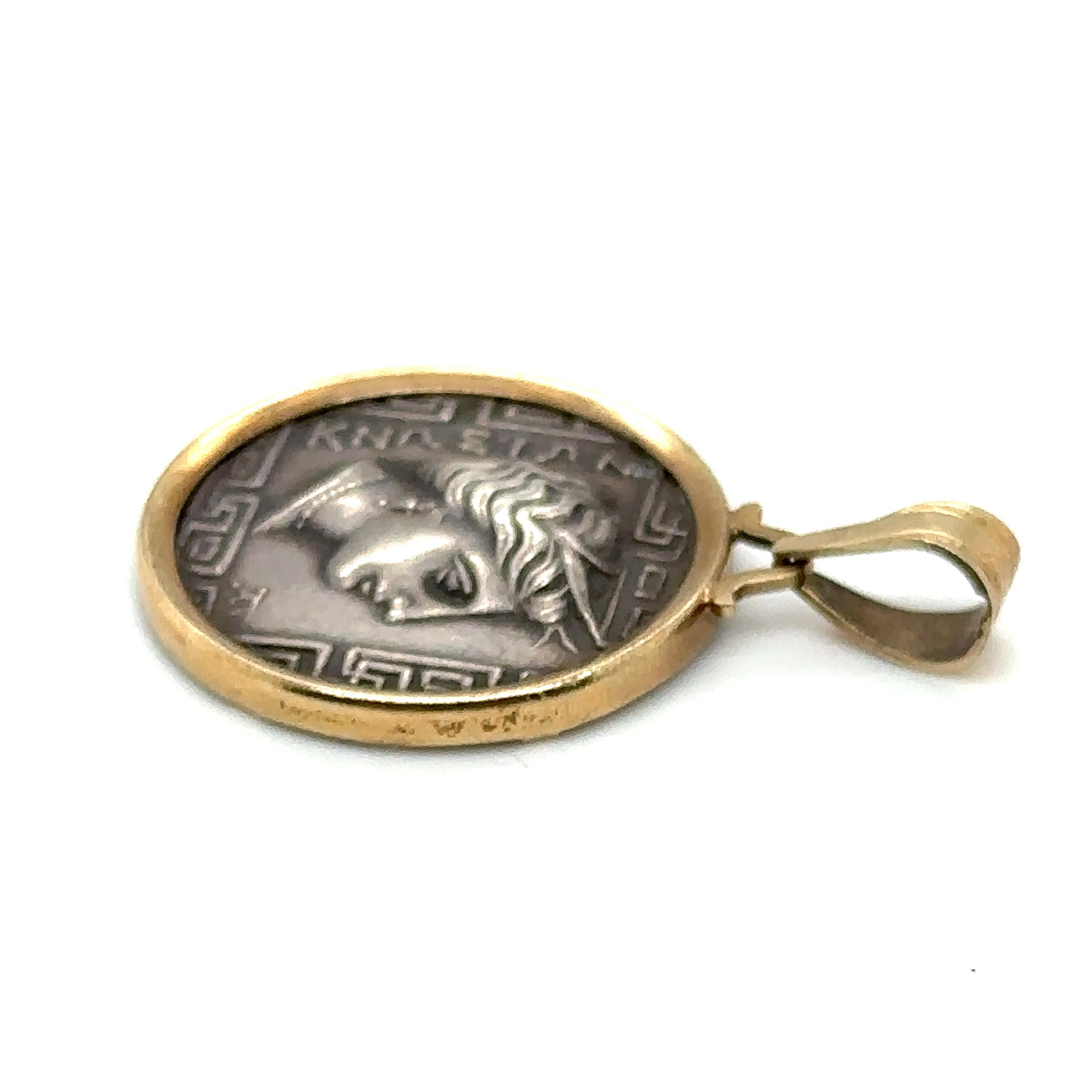 Colgante de moneda Atenea griega de los años 2000 en oro amarillo de 14 quilates Moderno en venta