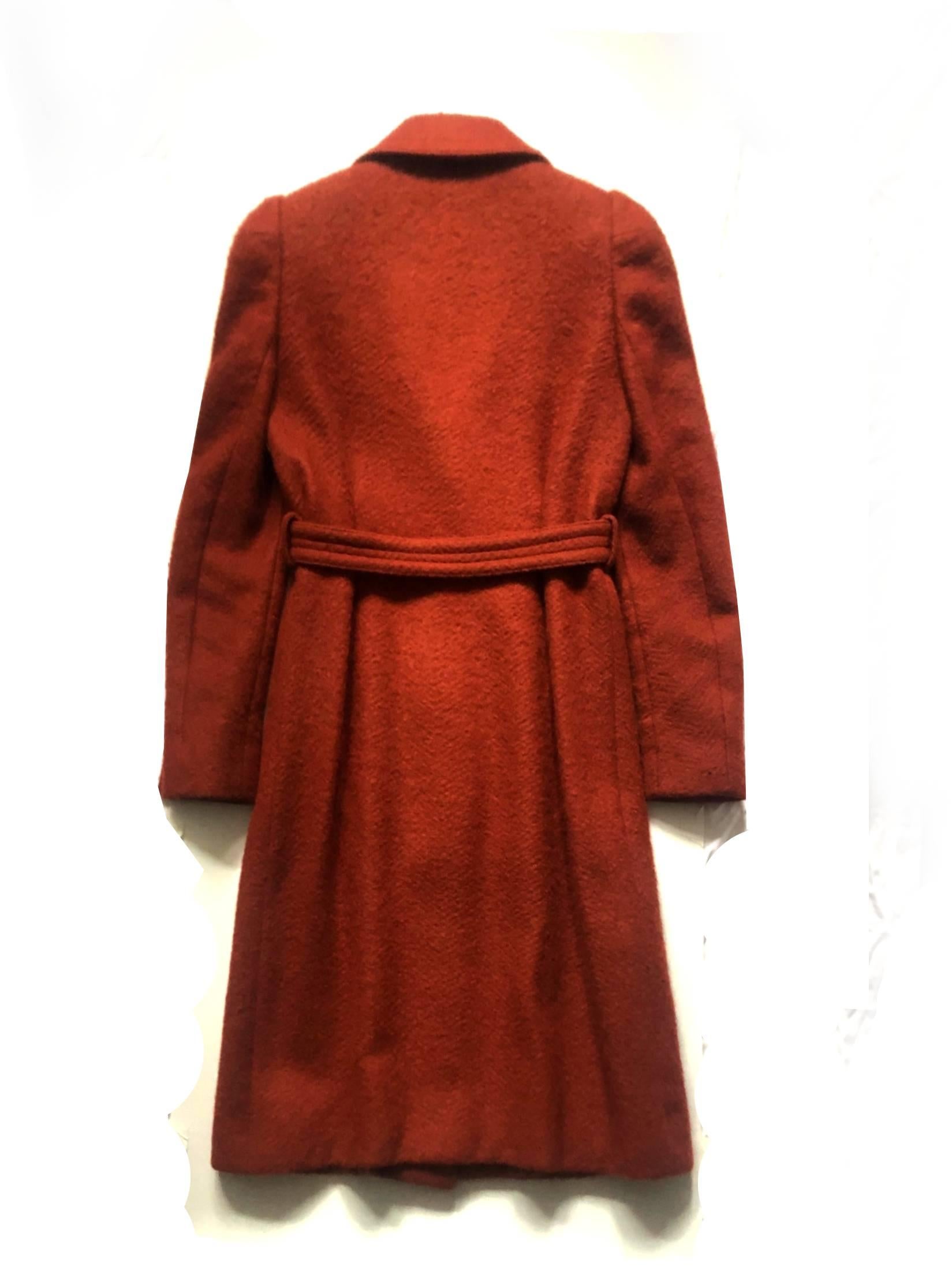 Gucci Alpaca wool coat, terracotta colour, slightly puffed shoulders, front button closure, front pockets, monogrammed lining and buttons, Alpaca wool 70% Lambs wool 30%, Made in Italy

Size: 38 IT - 8 UK - 2-4 USA

Measurements:
shoulder to