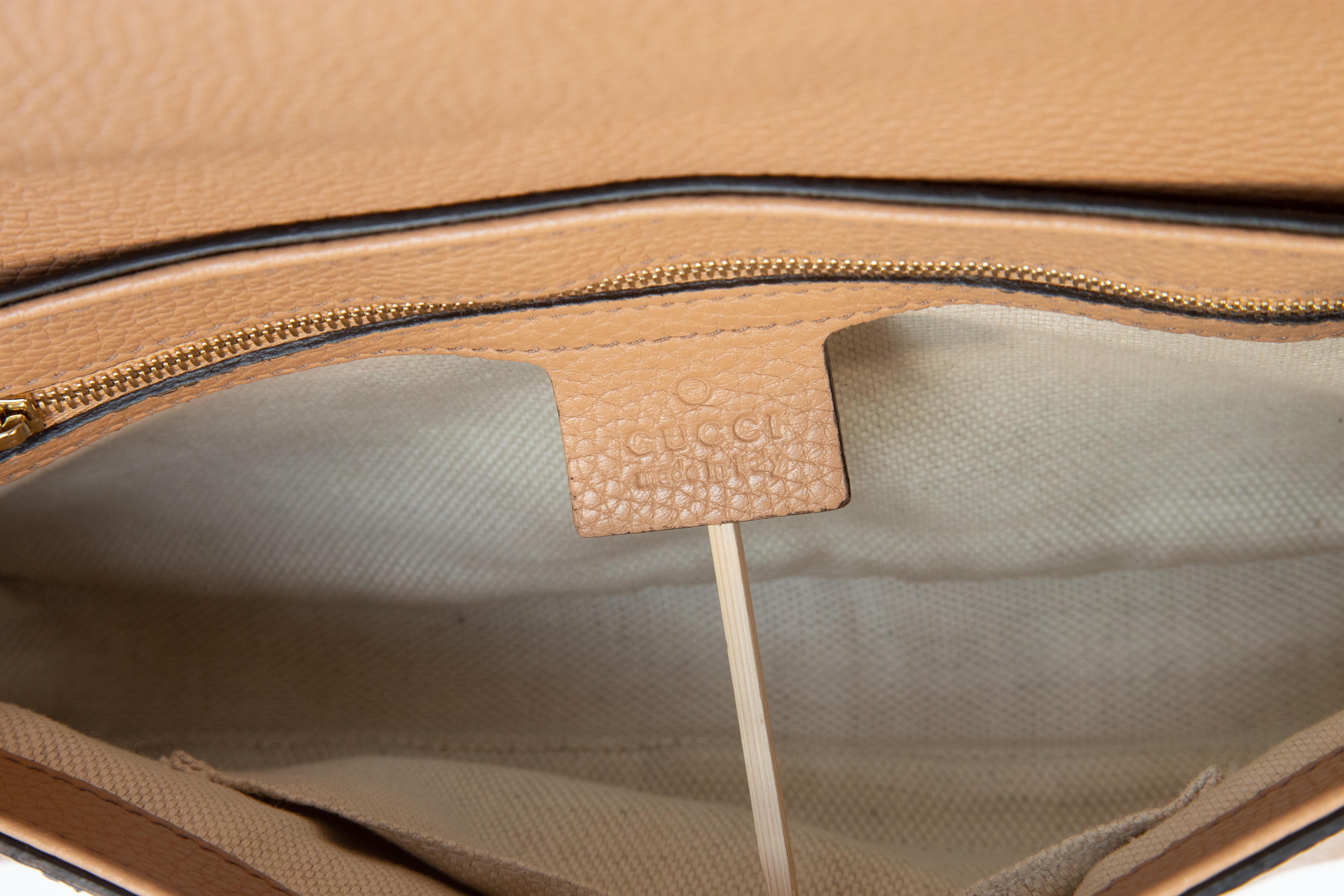 2000s Gucci  Sac à bandoulière beige à long rabat SOHO en vente 5