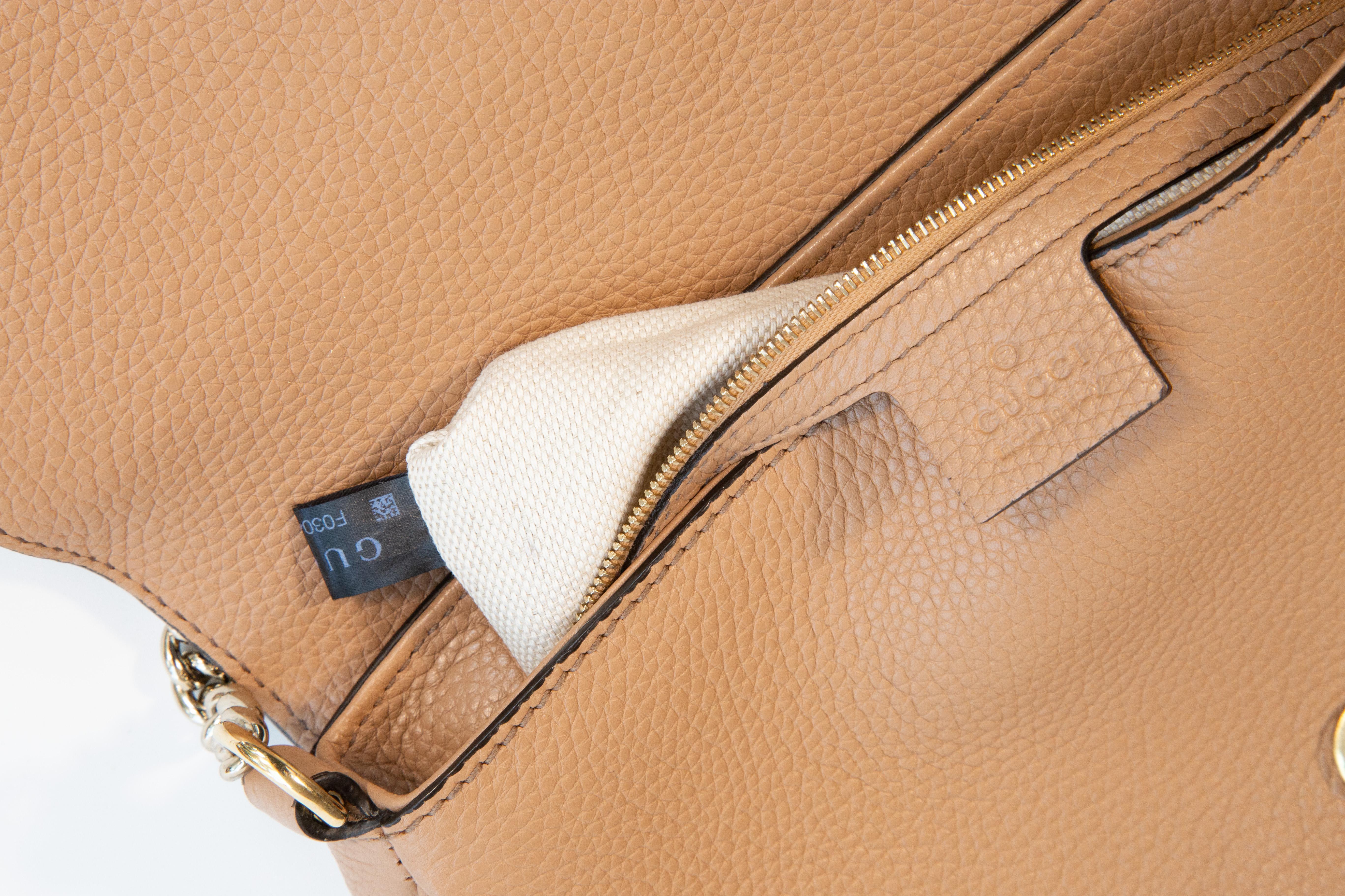 2000s Gucci  Sac à bandoulière beige à long rabat SOHO en vente 6