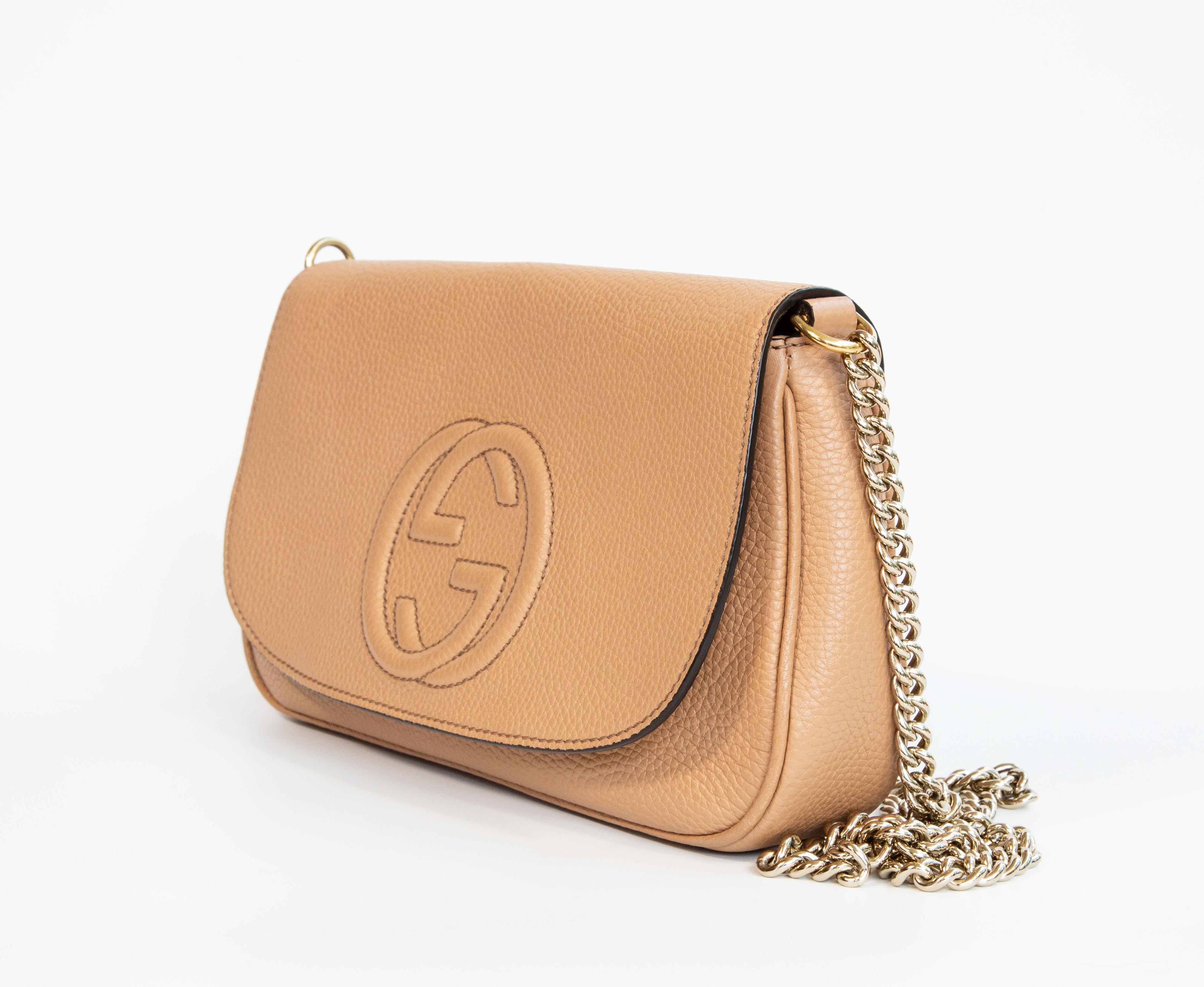 Beige 2000s Gucci  Sac à bandoulière beige à long rabat SOHO en vente
