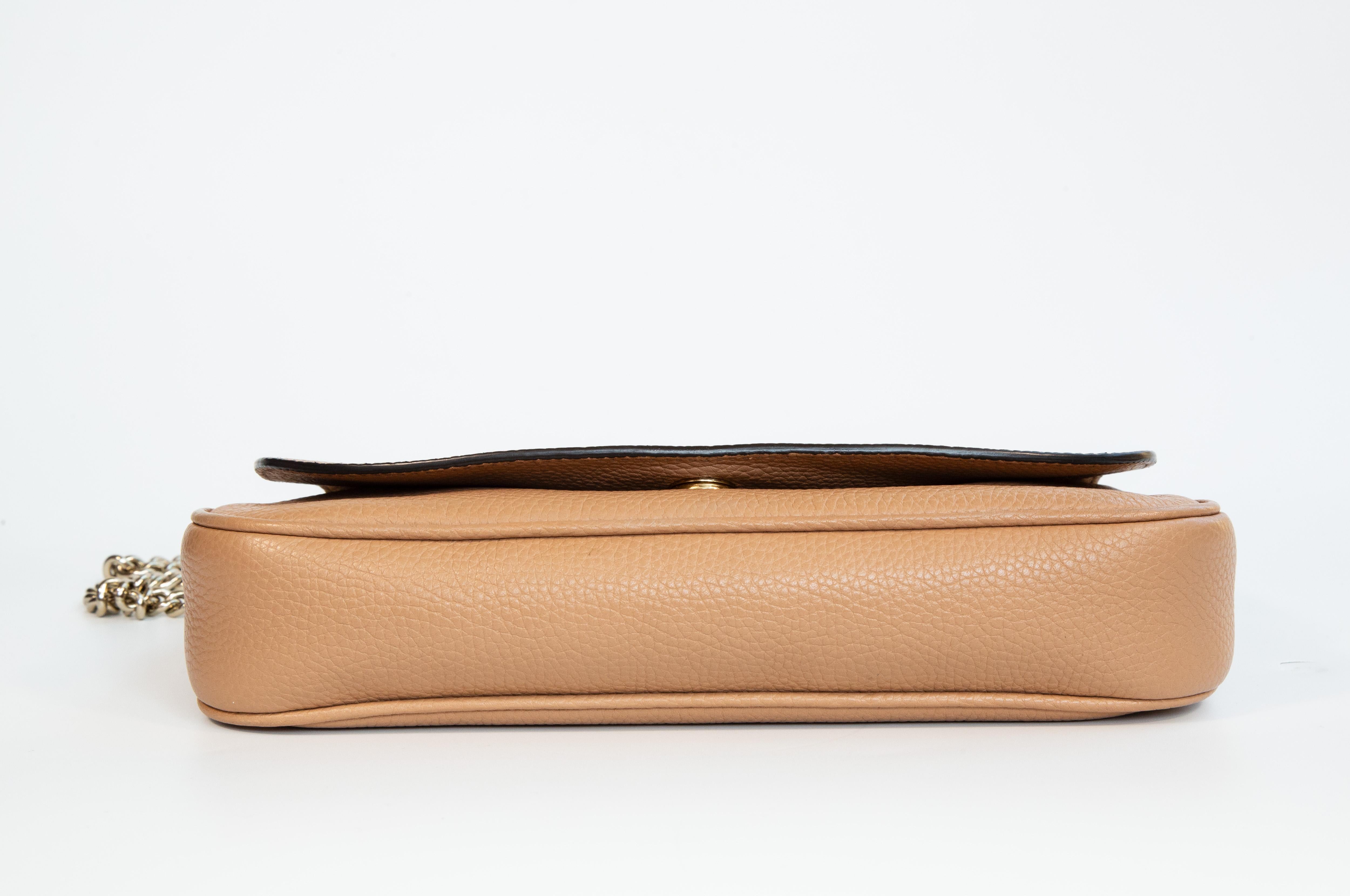 2000s Gucci  Sac à bandoulière beige à long rabat SOHO Unisexe en vente