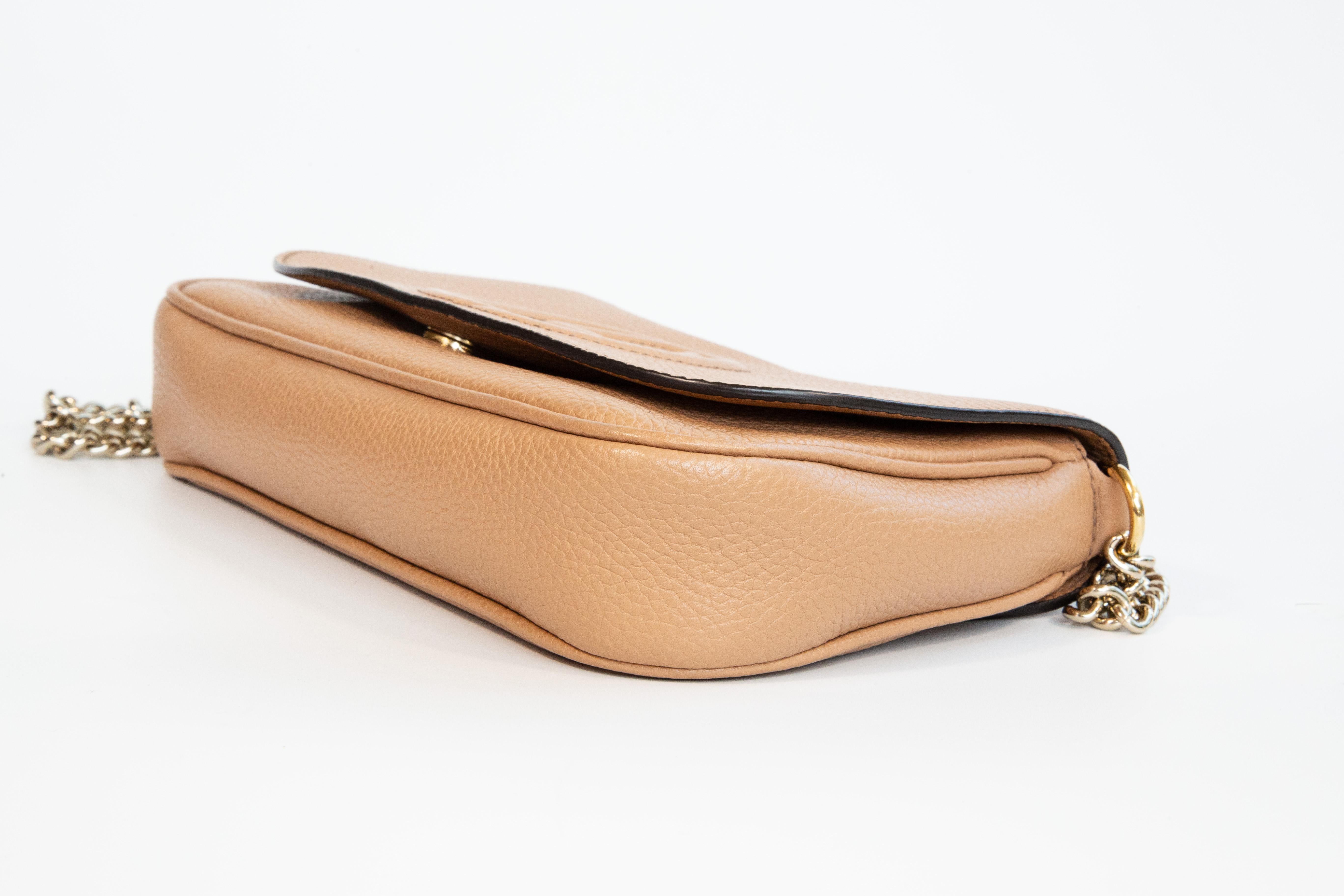 2000s Gucci  Sac à bandoulière beige à long rabat SOHO en vente 2
