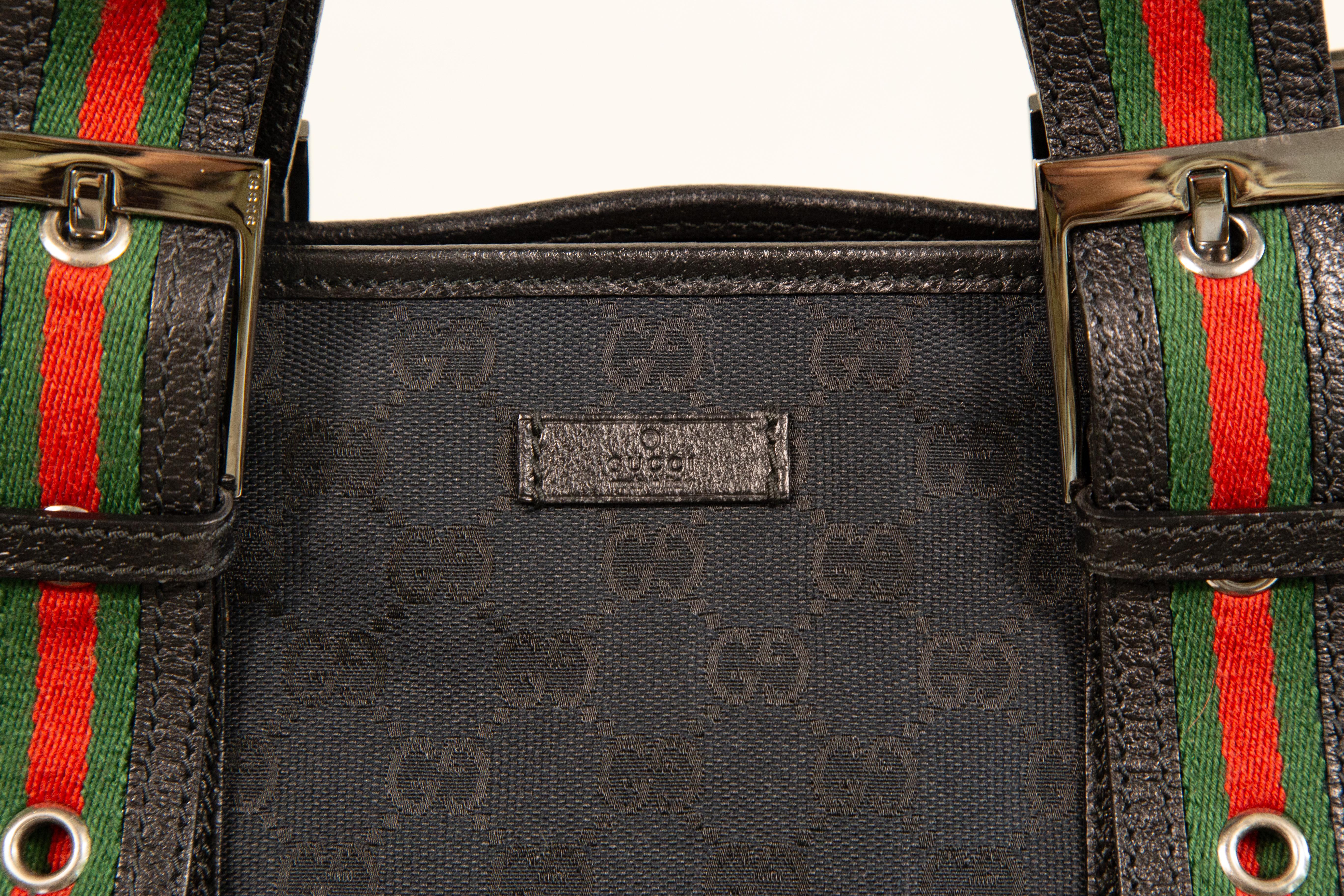 Gucci anni 2000 Borsa a tracolla grande in tela GG Web Nera in vendita 5