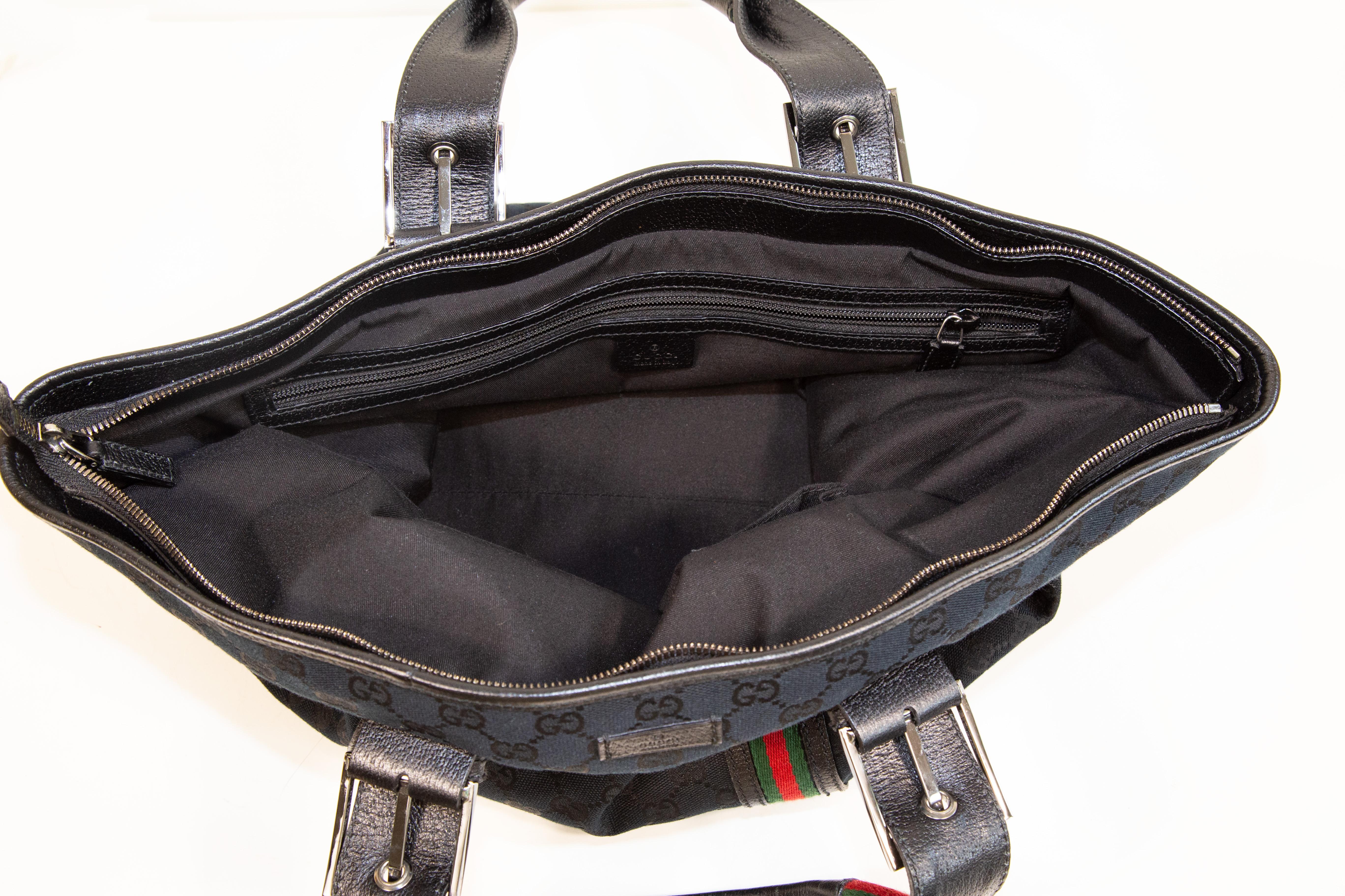 Gucci anni 2000 Borsa a tracolla grande in tela GG Web Nera in vendita 6