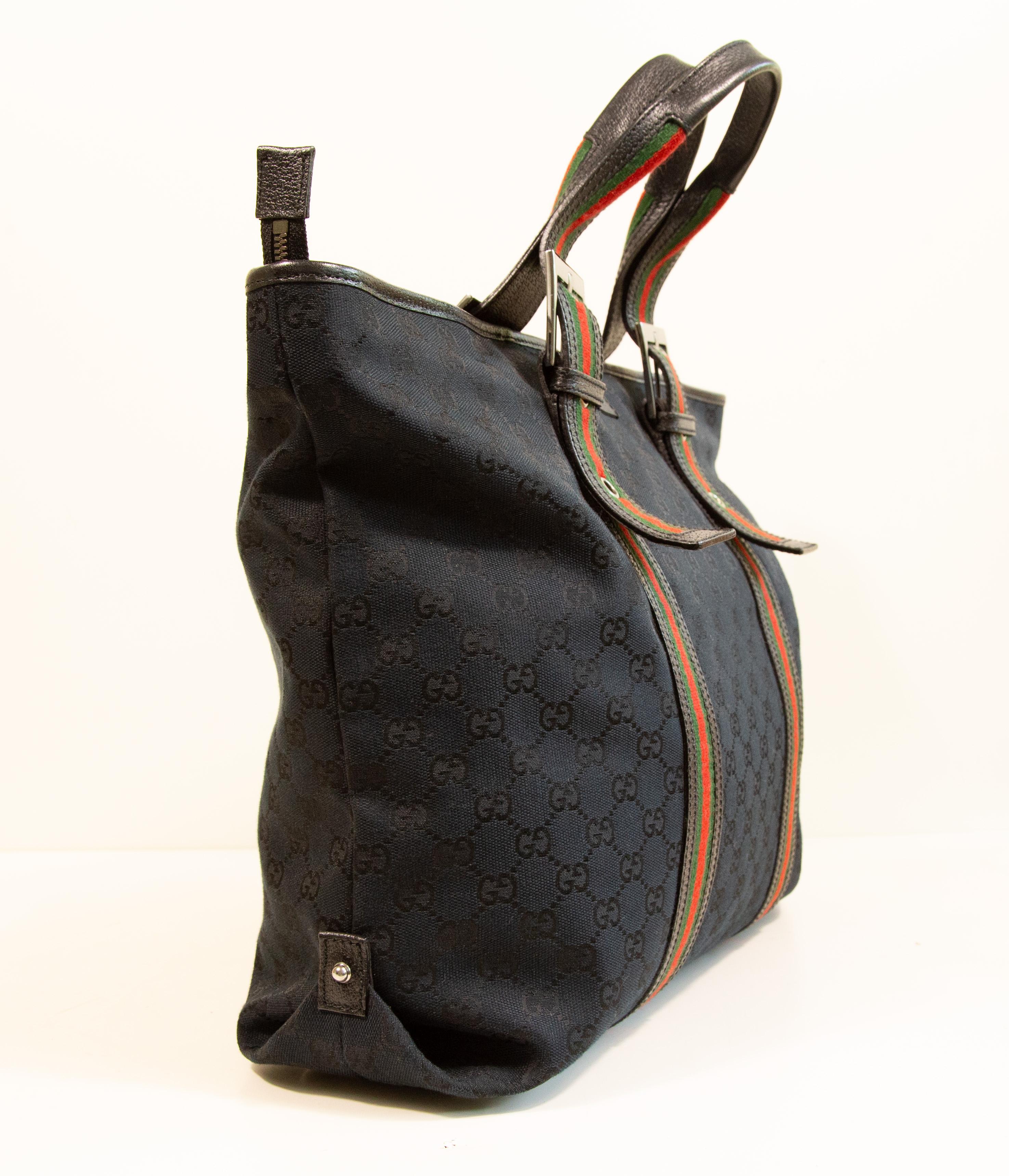 Gucci anni 2000 Borsa a tracolla grande in tela GG Web Nera In condizioni ottime in vendita a Arnhem, NL