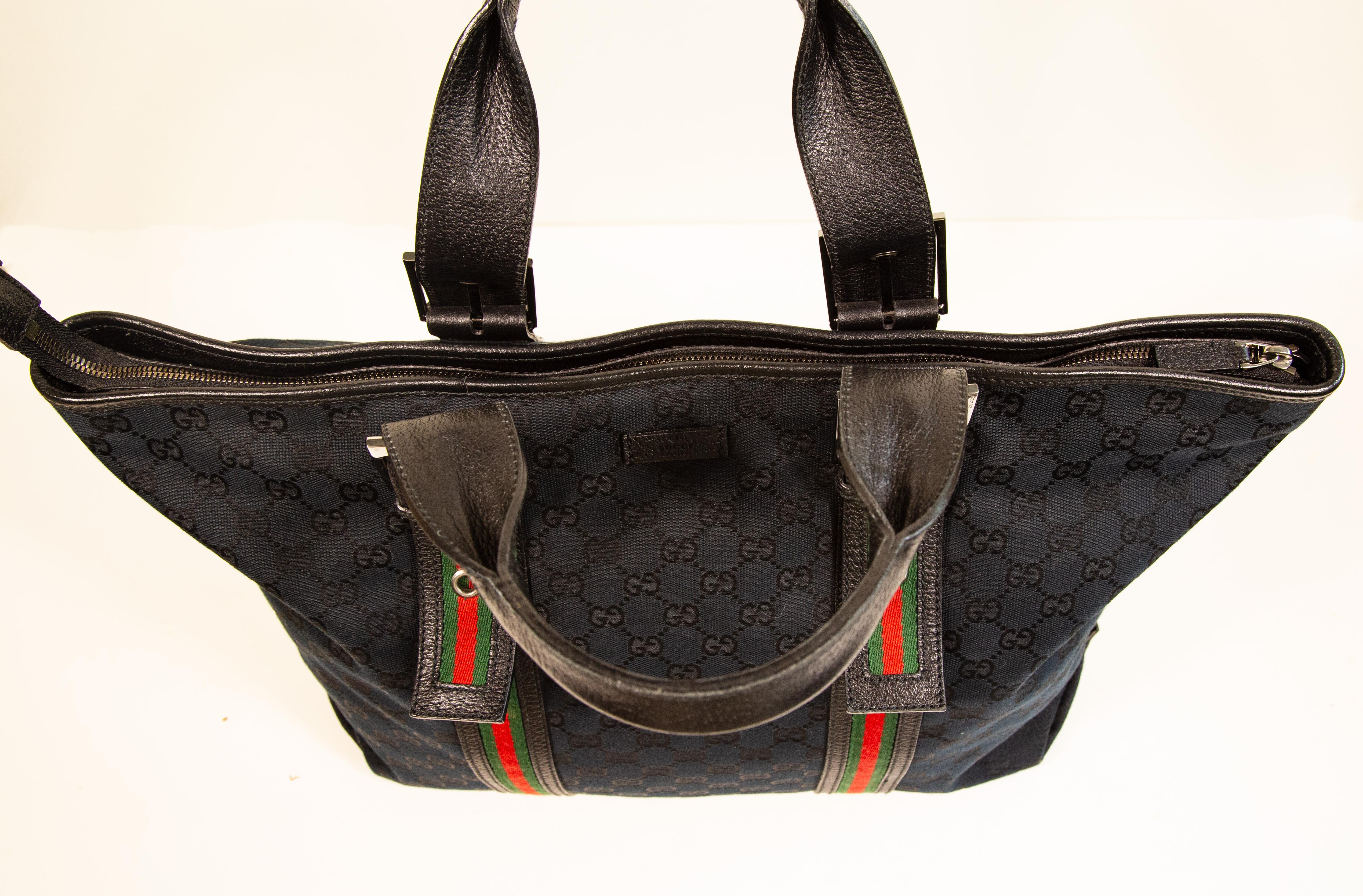 Gucci anni 2000 Borsa a tracolla grande in tela GG Web Nera in vendita 2
