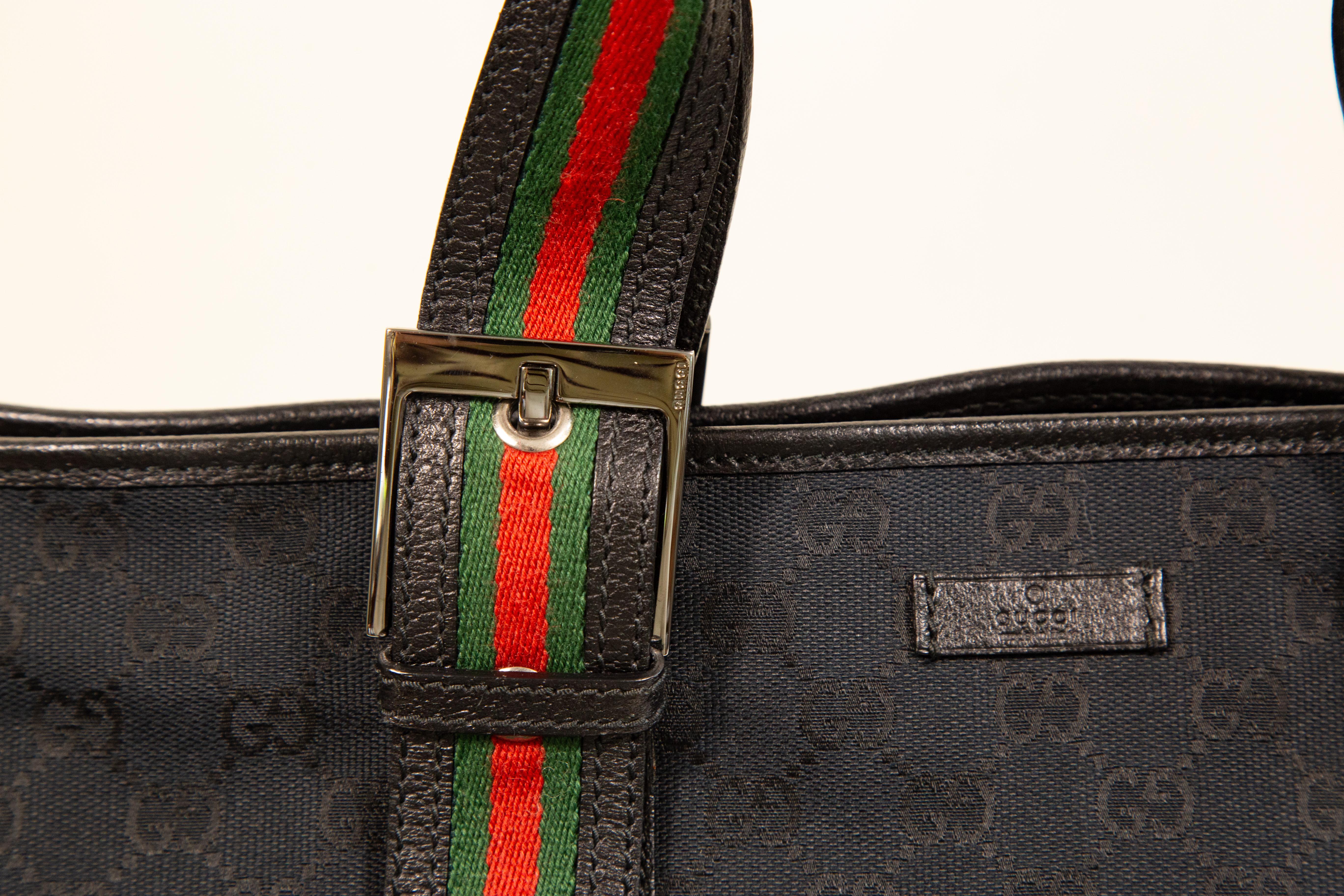 Gucci anni 2000 Borsa a tracolla grande in tela GG Web Nera in vendita 3