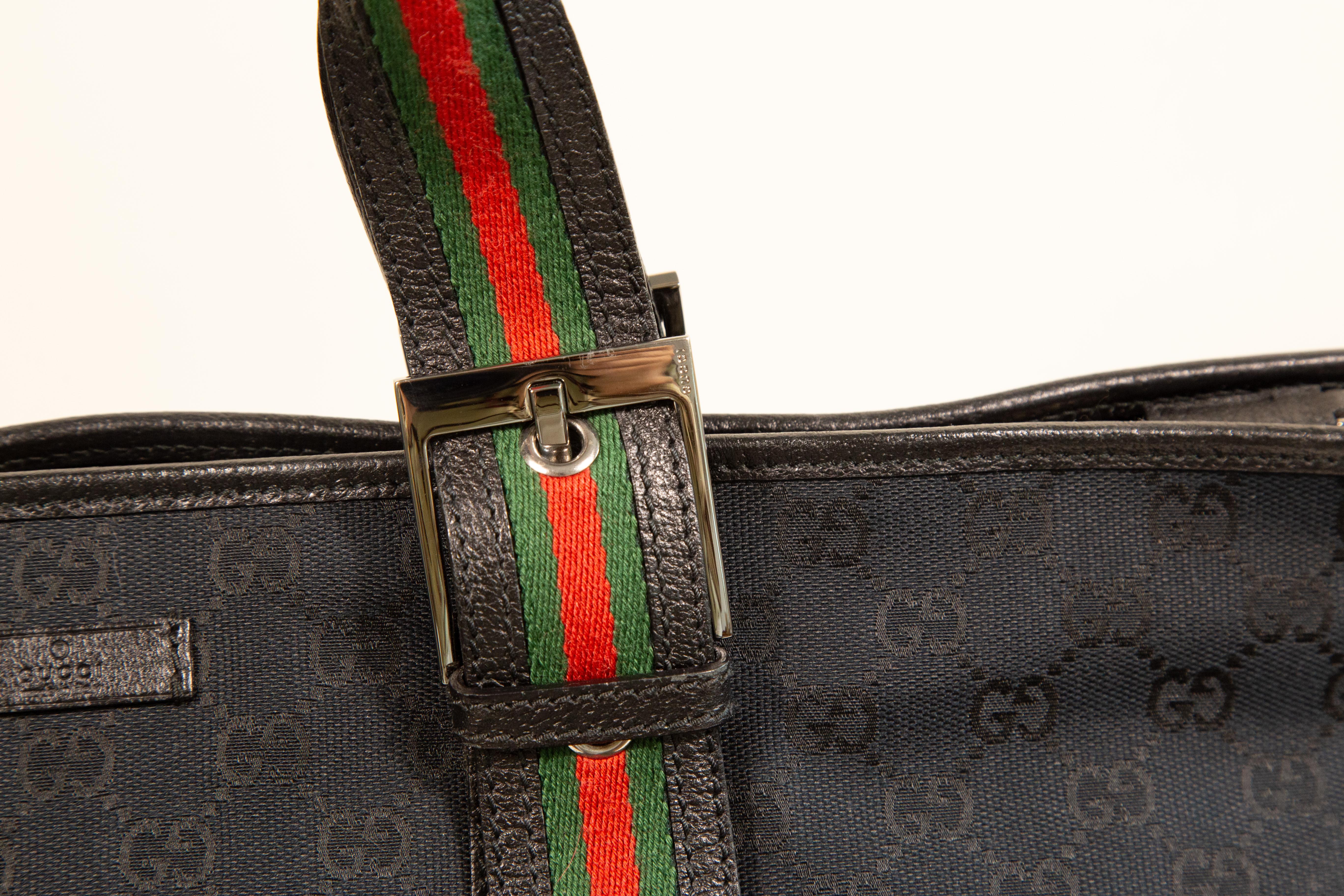 Gucci anni 2000 Borsa a tracolla grande in tela GG Web Nera in vendita 4