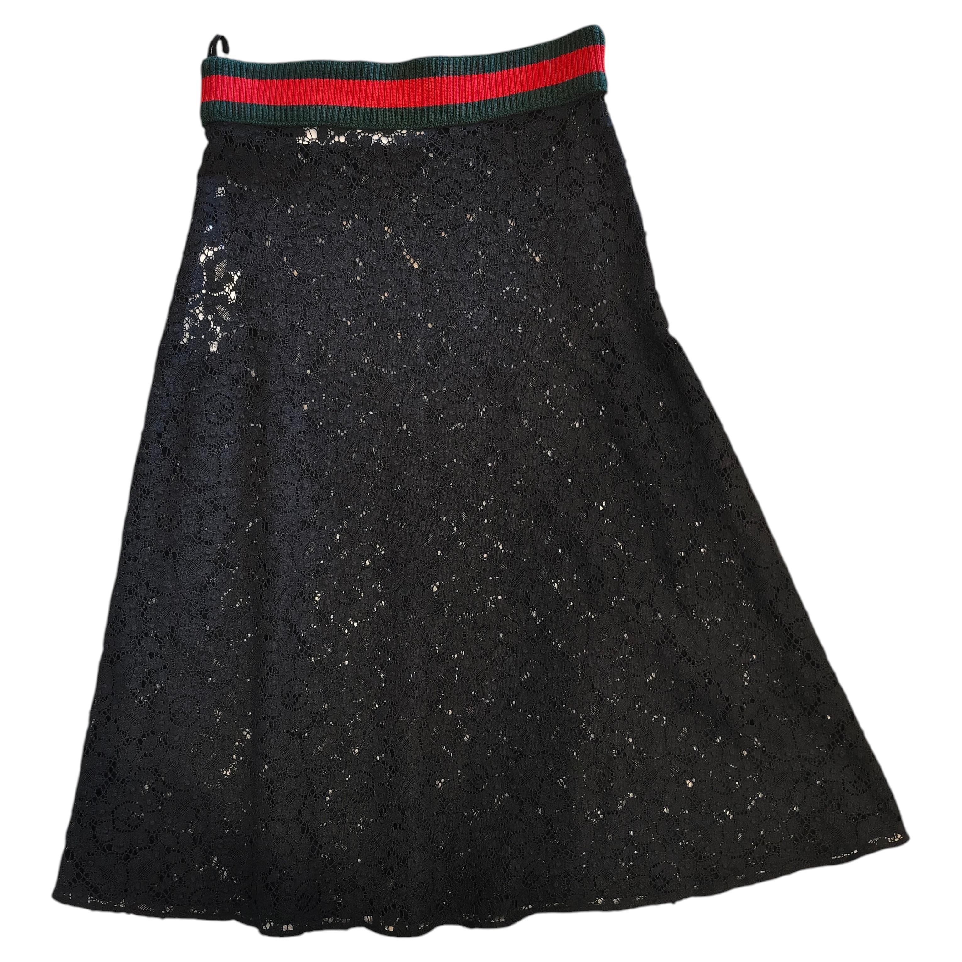 Jupe en coton des années 2000, marque Gucci, à dentelle noire, ceinture verte et rouge, taille 44 en vente