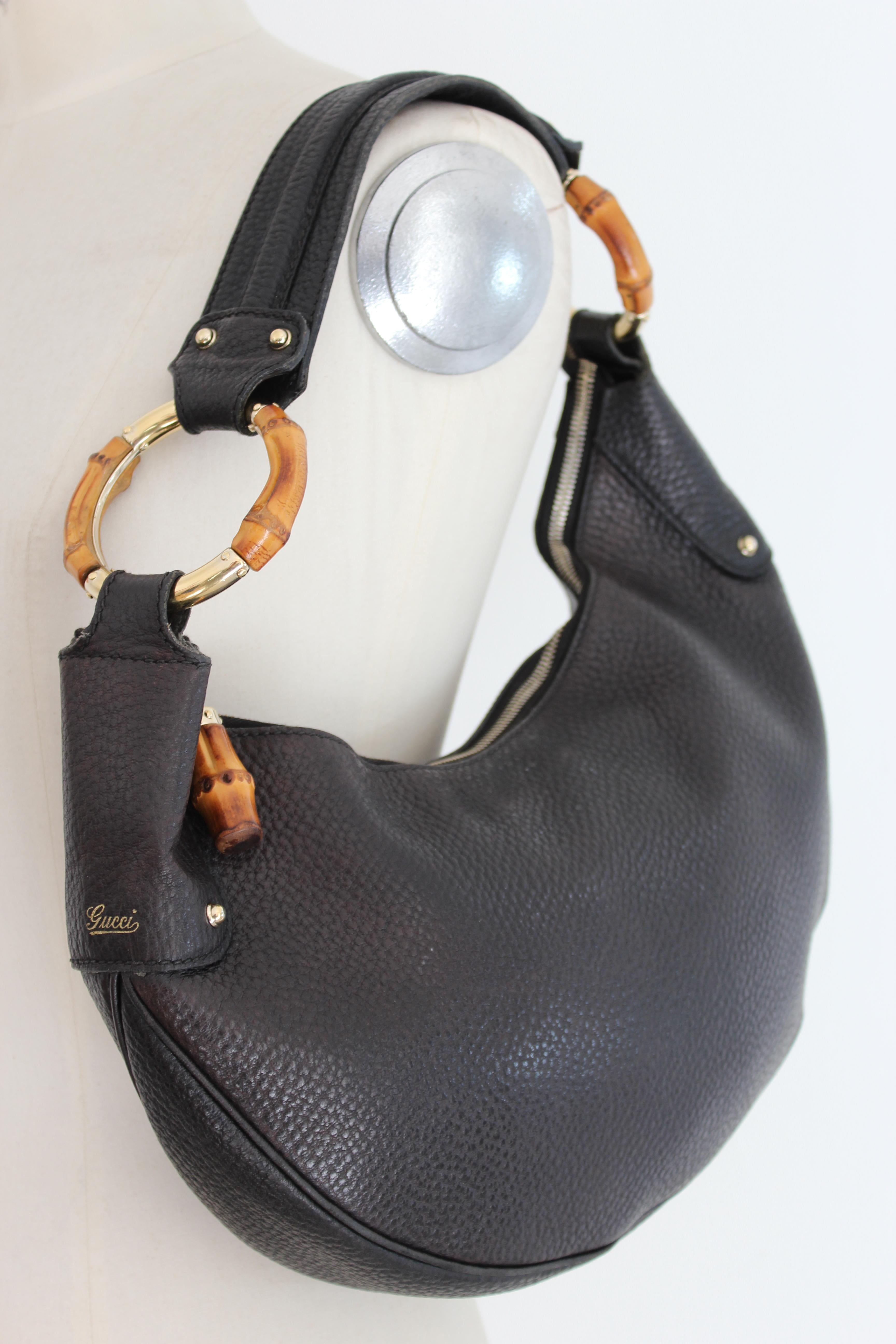 Gucci black leather hobo bag, half-moon shape. In fine hammered leather with bamboo inserts. The shoulder bag ideal for the evening or for free time, large and elegant. Authentic. Excellent conditions. 

Model number: 137577 205011

Length: 21