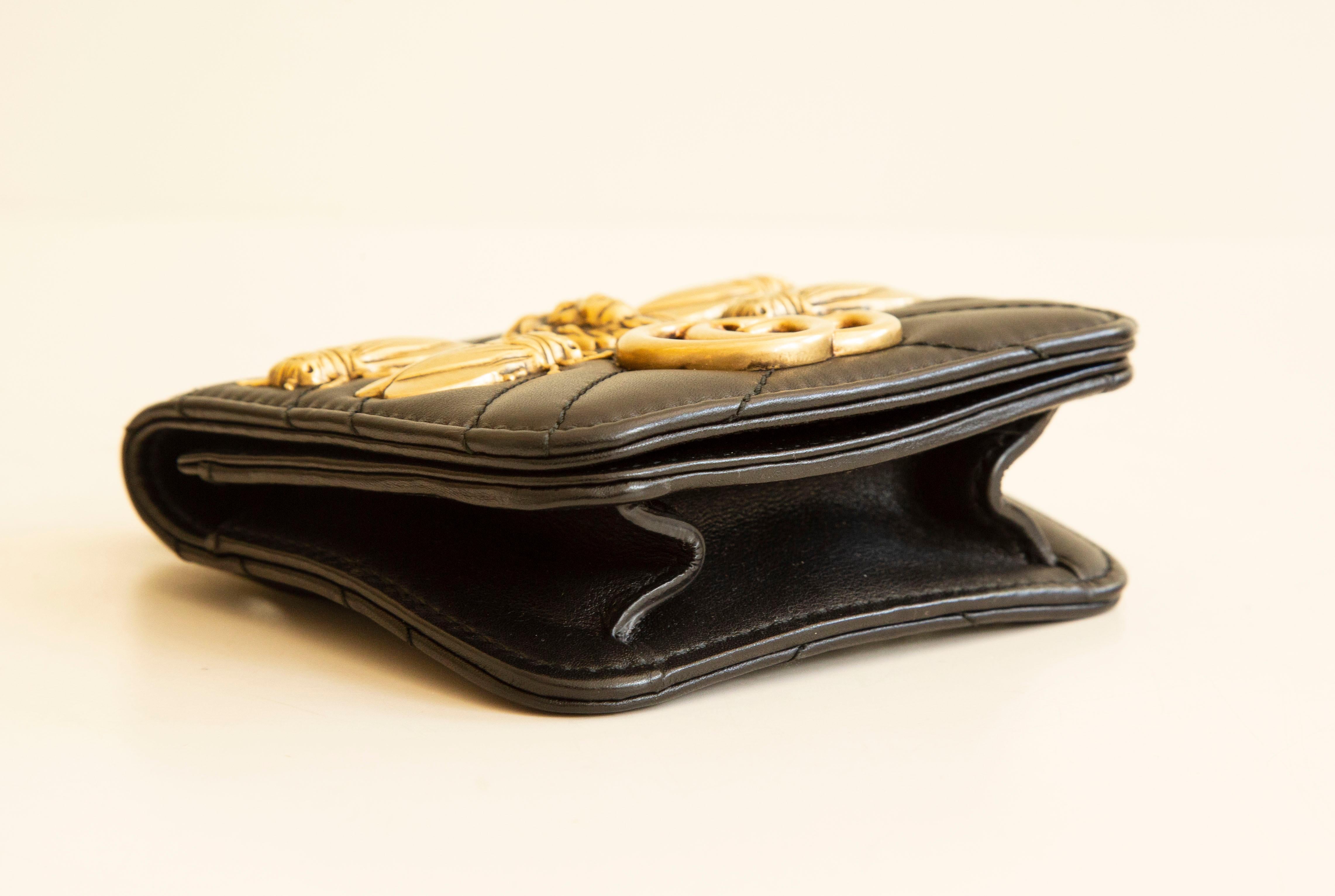 Women's or Men's 2000s Gucci Black Leather 'GG Marmont' Quilted Belt Pouch For Sale