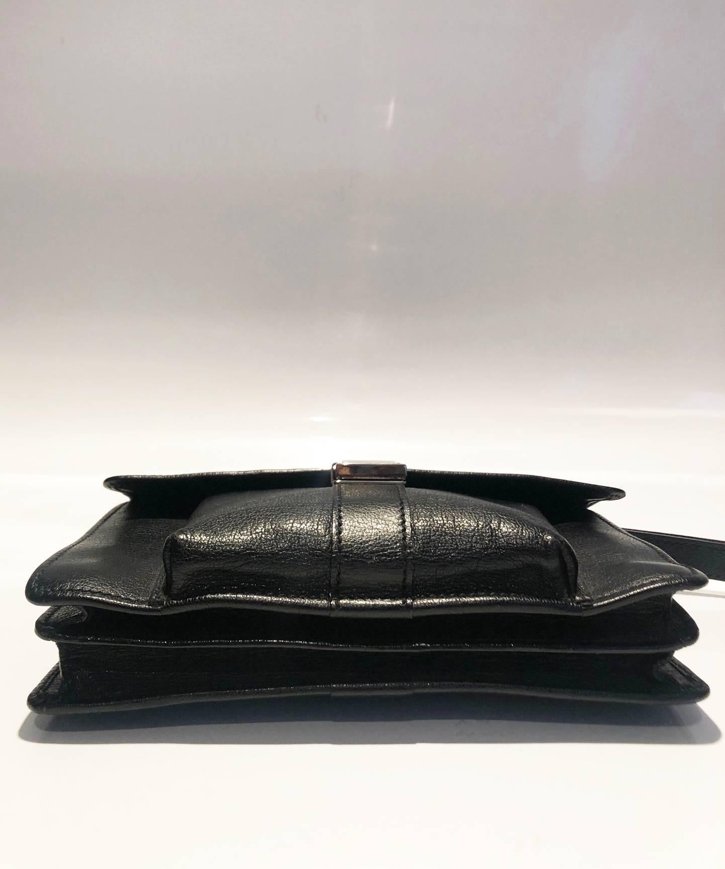 2000s Gucci Black Leather Steel Logo Clutch Wrist Bag 3