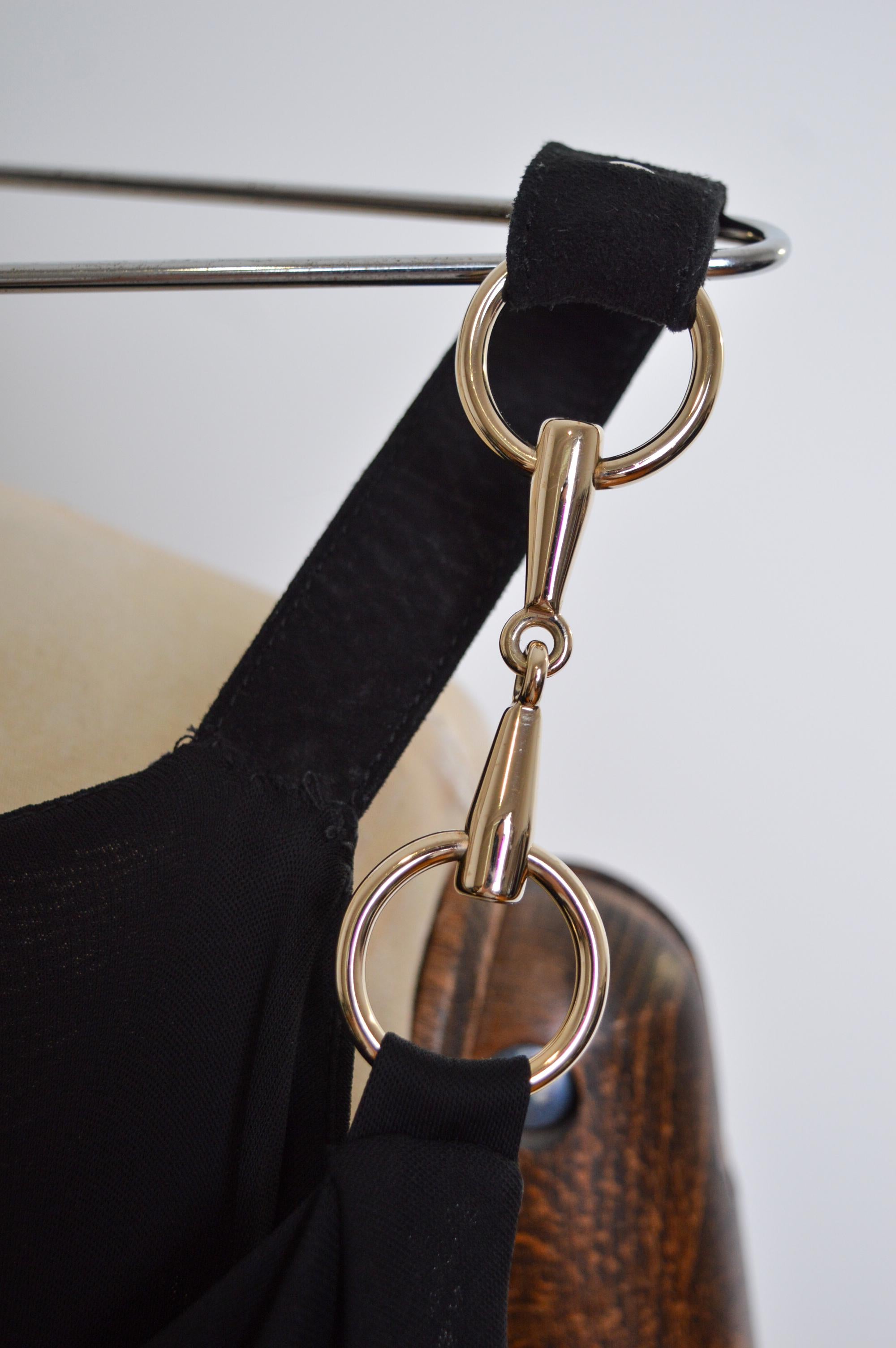 Wunderschönes schwarzes und verchromtes Vintage Tom Ford Ära GUCCI Minikleid mit Pferdegebiss Details.   

GEFERTIGT IN ITALIEN.   

Die Schulterpartie kann über die Schulter oder über den Oberarm getragen werden.

Die Maße sind in Zoll
