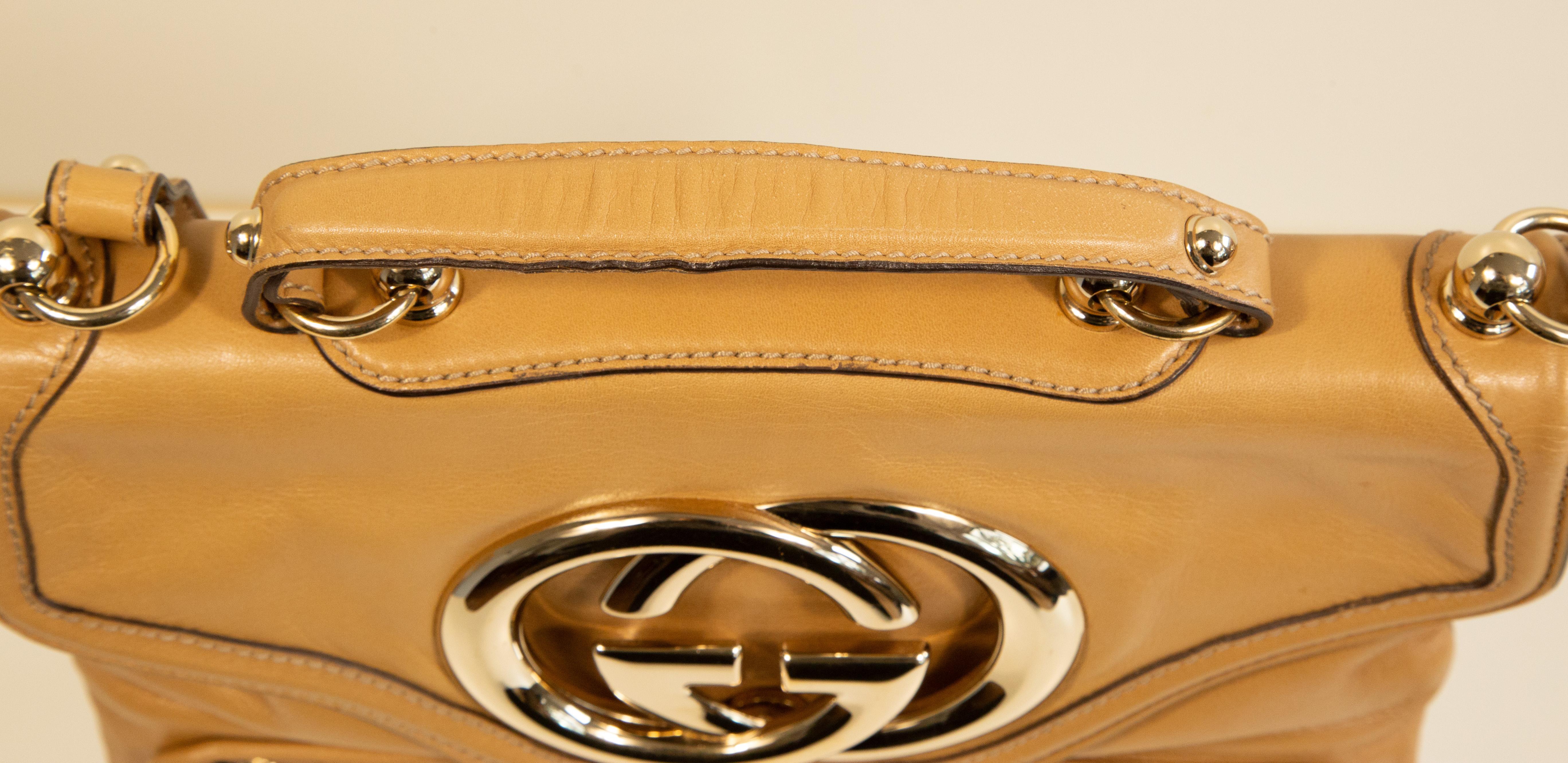 2000s Gucci Britt Beige Leather Shoulder Bag/Top Handle Bag Unisexe en vente