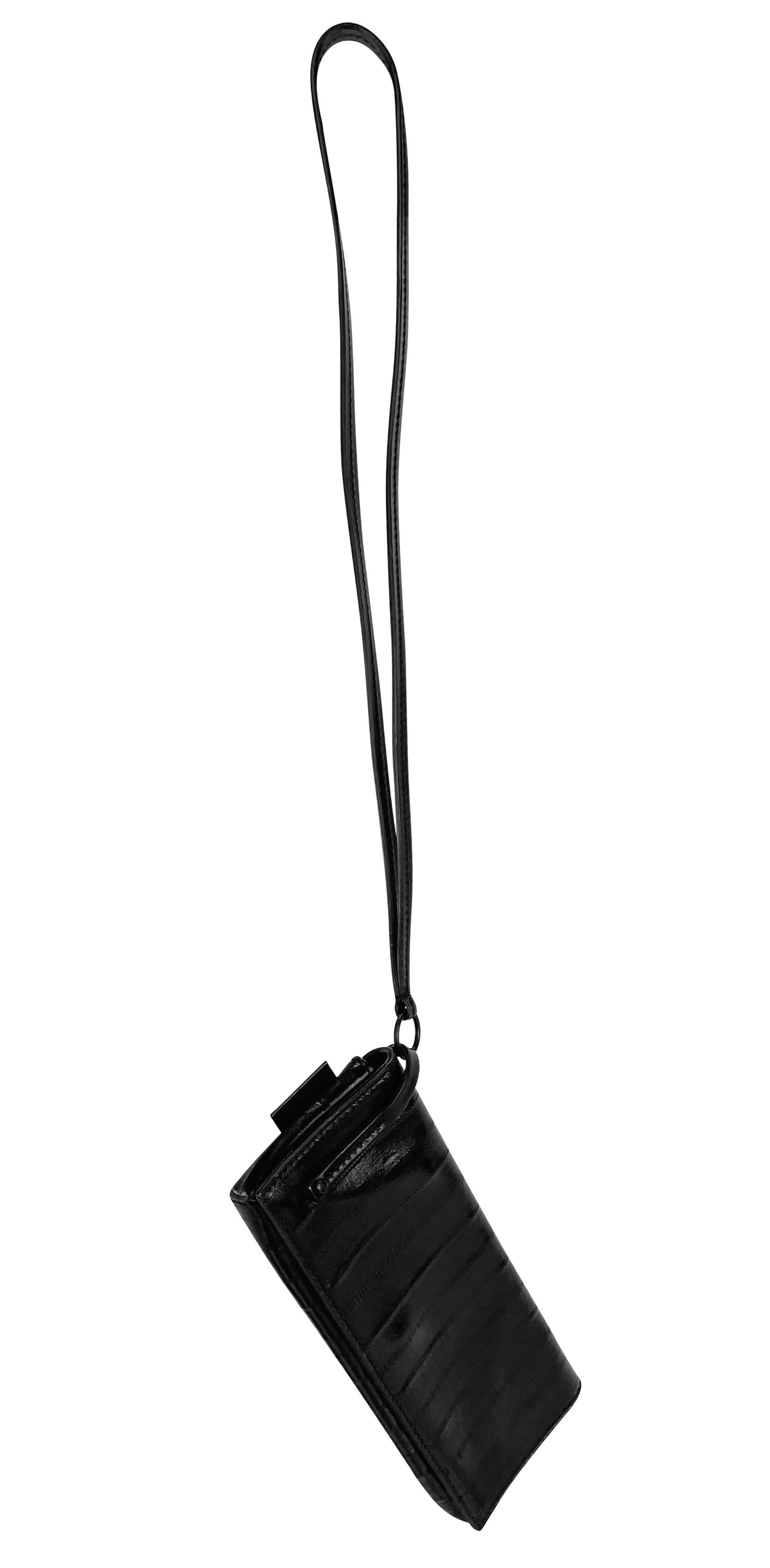 2000s Gucci by Tom Ford Black Genuine Eel Skin Small Wristlet Strap Clutch Bag For Sale 3