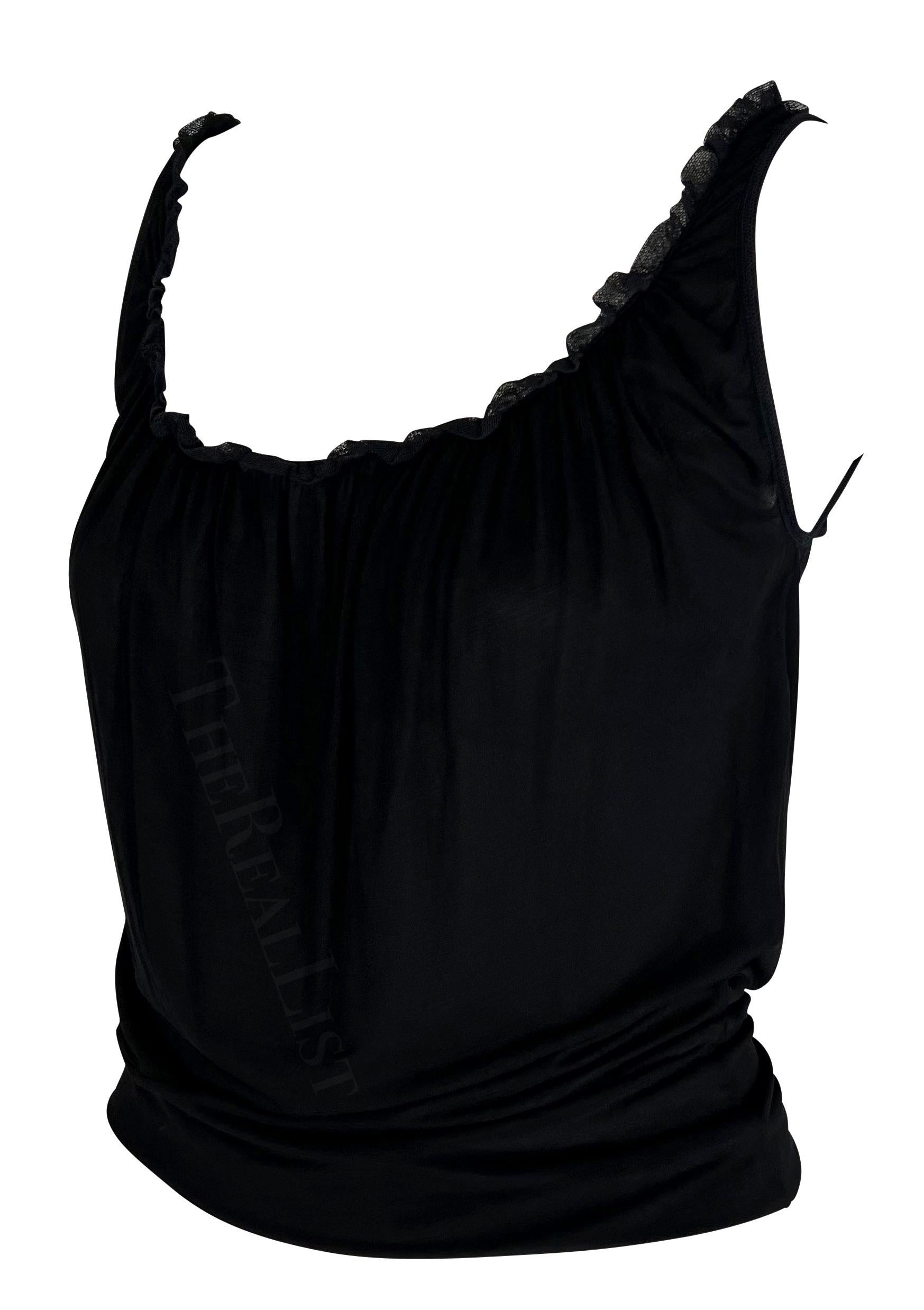 TheRealList präsentiert: ein fabelhaftes schwarzes Gucci-Rüschentop, entworfen von Tom Ford. Dieses schicke schwarze Tank-Top aus den frühen 2000er Jahren hat einen weiten Rundhalsausschnitt, der mit einem kurzen Rüschenbesatz akzentuiert ist.