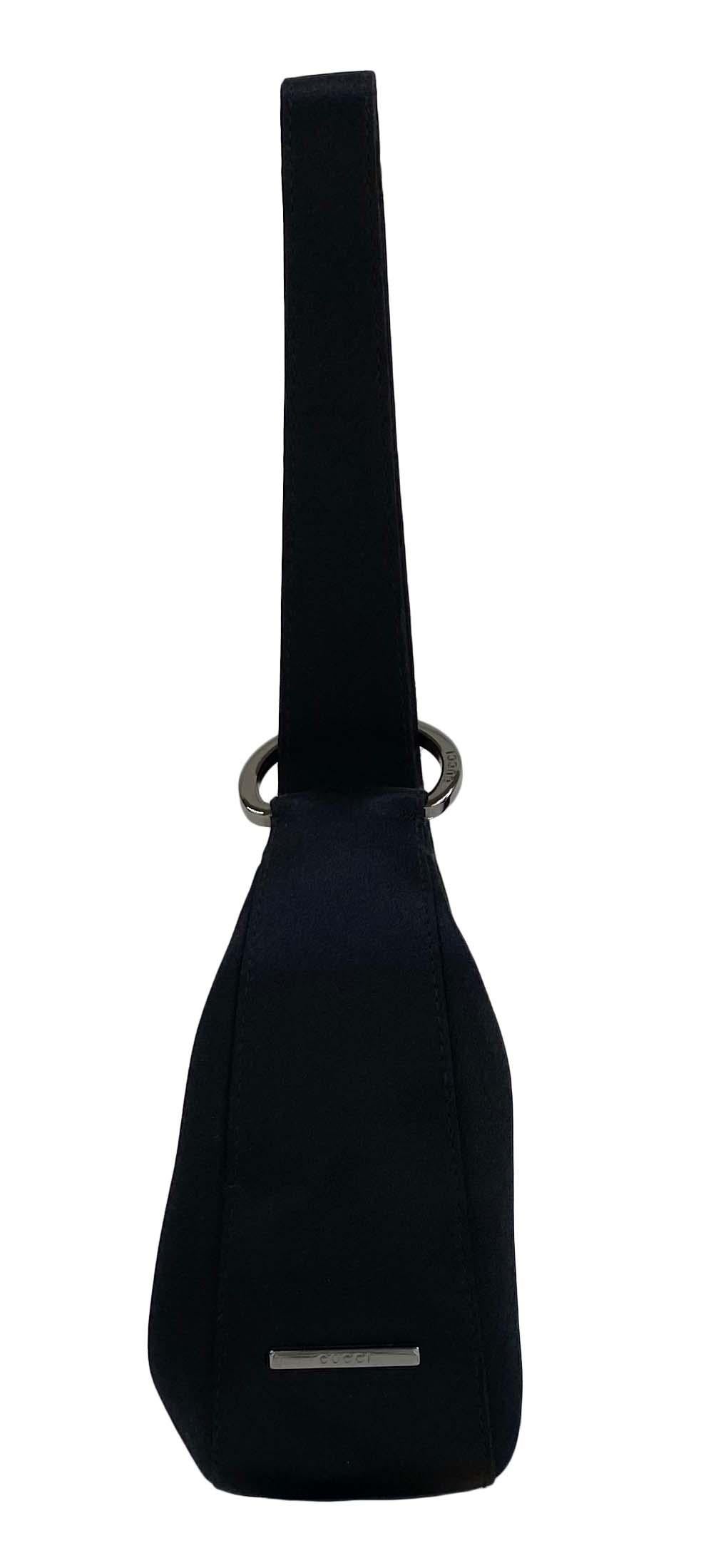 Ein schlichtes und elegantes Gucci-Armband mit schwarzem Satinreif, entworfen von Tom Ford. Diese Tasche aus den 2000er Jahren ist die perfekte Mini-Tasche für einen Abend oder eine Veranstaltung. Der Griff der Tasche wird durch einen silbernen