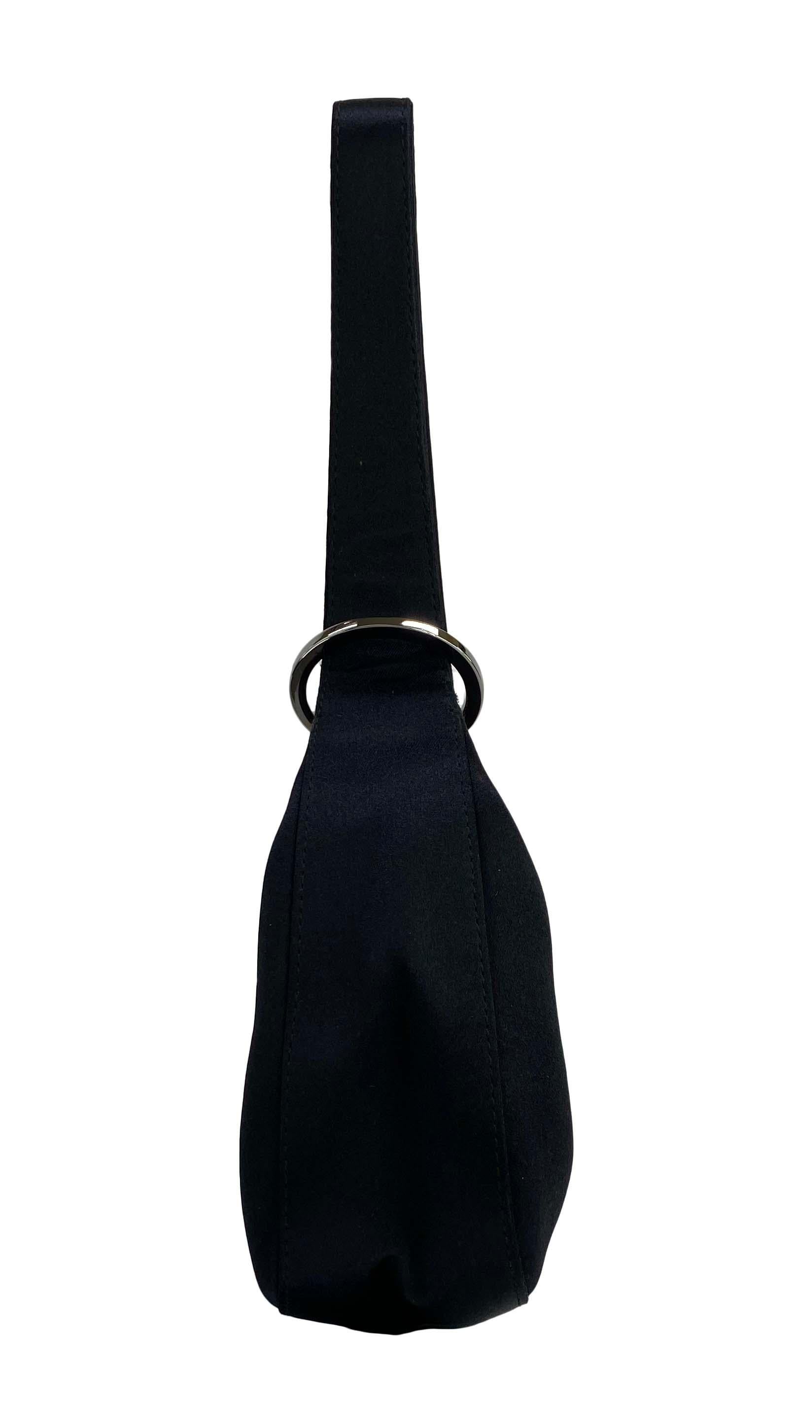 2000s Gucci by Tom Ford Black Hoop Mini Wristlet Satin Black Bon état - En vente à West Hollywood, CA