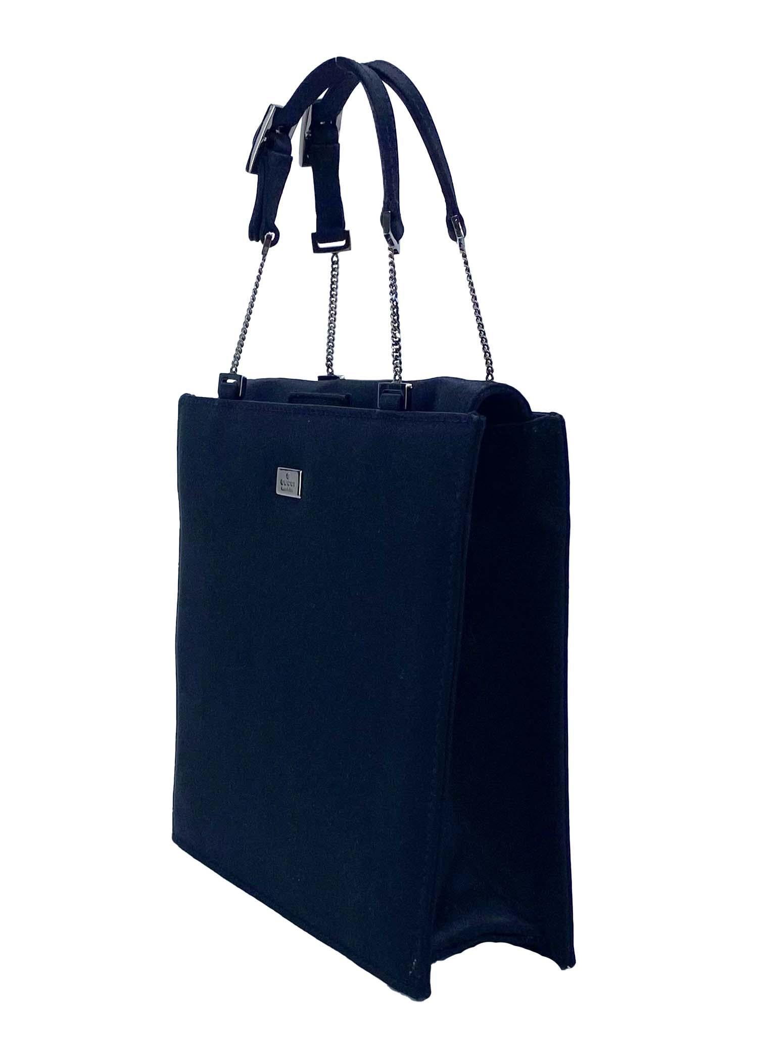Présentation d'un mini sac de soirée Gucci en satin, conçu par Tom Ford. Ce petit sac carré est fabriqué en satin noir et comporte une chaîne et des accessoires de couleur argentée. Datant du début des années 2000, ce micro-sac est parfait pour tous