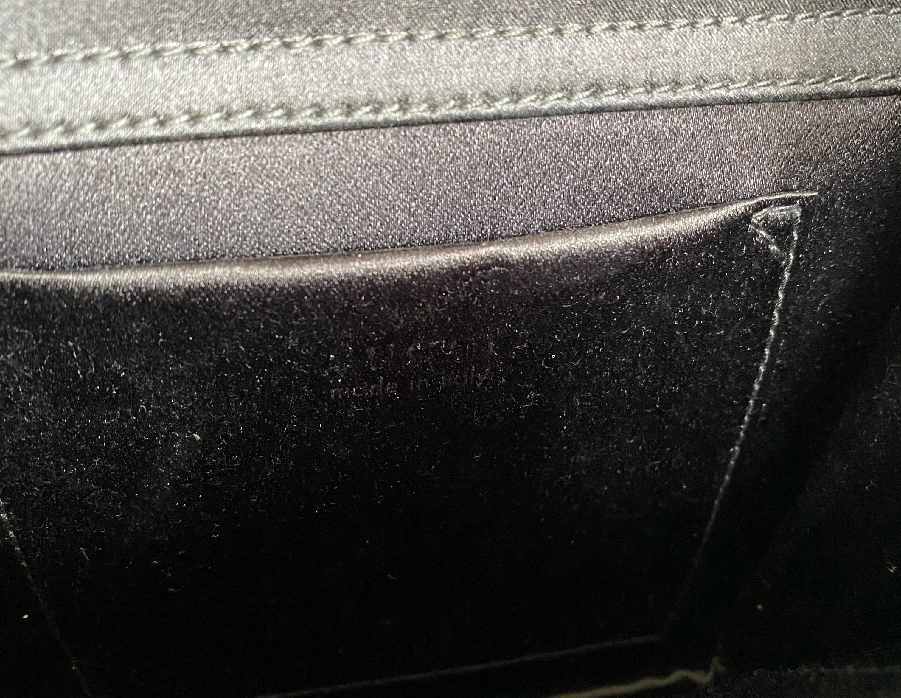 2000er Gucci by Tom Ford Mini Abendtasche aus schwarzer Seide und Satin mit quadratischem Ketten-Logo Y2K im Zustand „Hervorragend“ im Angebot in West Hollywood, CA