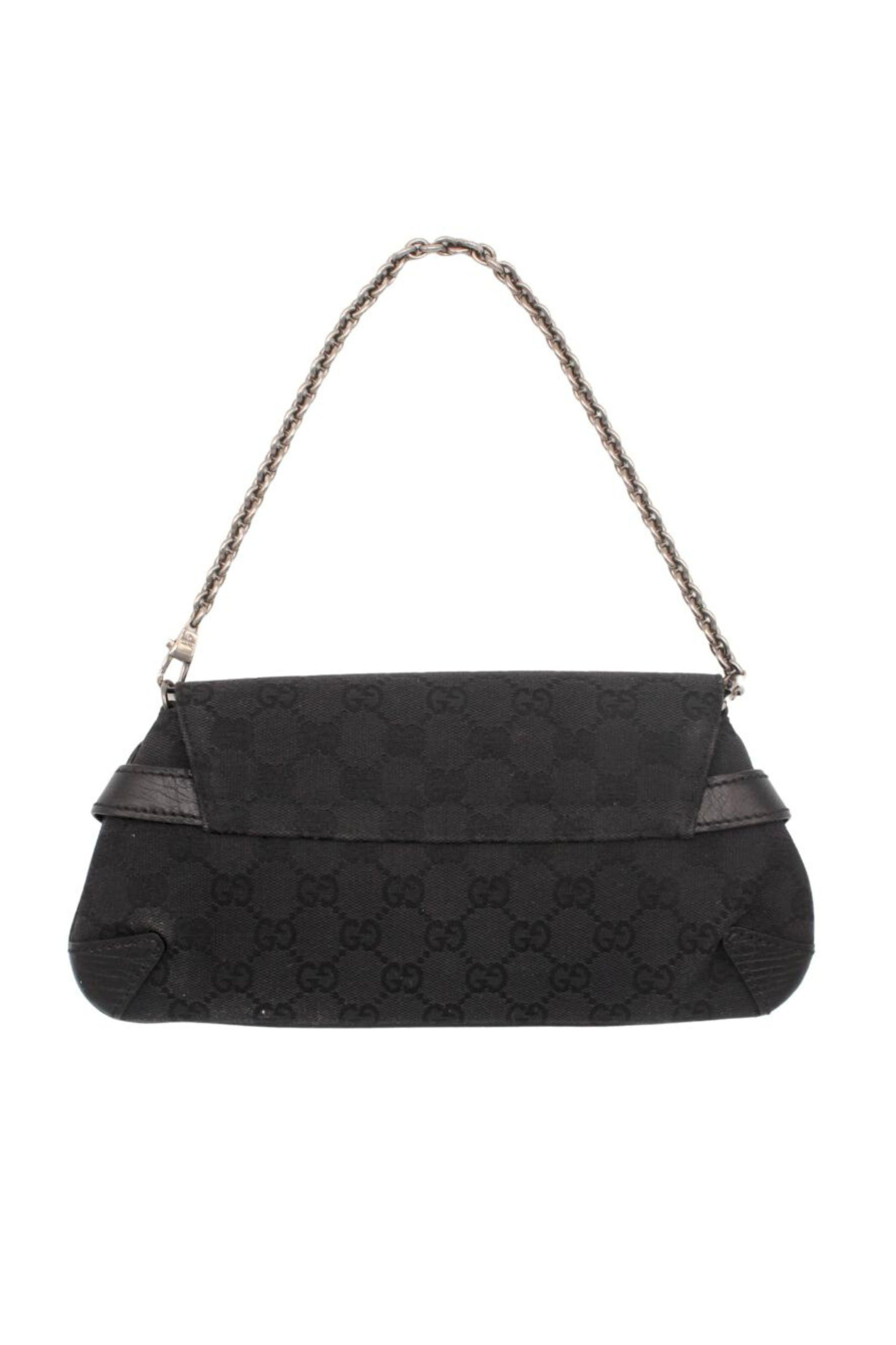 Risalente ai primi anni 2000, questa borsa Gucci disegnata da Tom Ford è realizzata in tela con logo Monogram, finiture in pelle nera e finiture in rutenio. Presenta una chiusura frontale con l'iconico morsetto e una tracolla a catena staccabile con