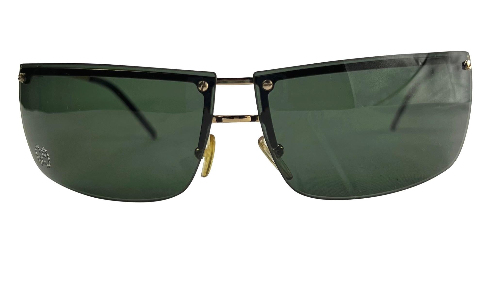Presenting a fabulous pair of golf-tone rimless Gucci sunglasses, designed by Tom Ford. From the early, these ultra-chic sunglasses are the perfect addition to any collection and are made complete with a rhinestone 'GG' logo on the lens.