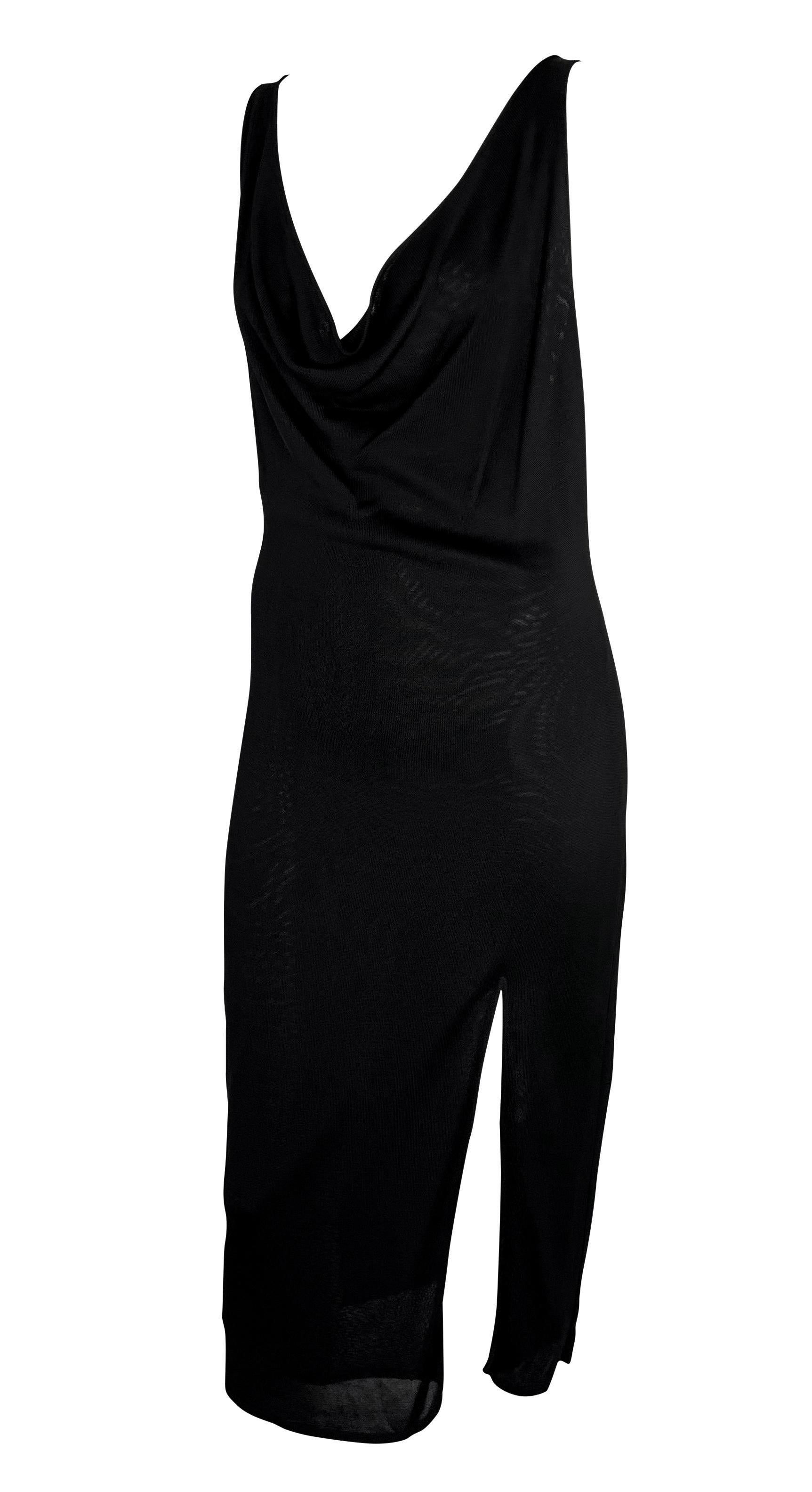 Questo favoloso abito Gucci in maglia nera, disegnato da Tom Ford nei primi anni 2000, presenta un'elegante silhouette senza maniche con una profonda scollatura a cappuccio e un alto spacco frontale. Semplice e chic, questo vestito è la perfetta