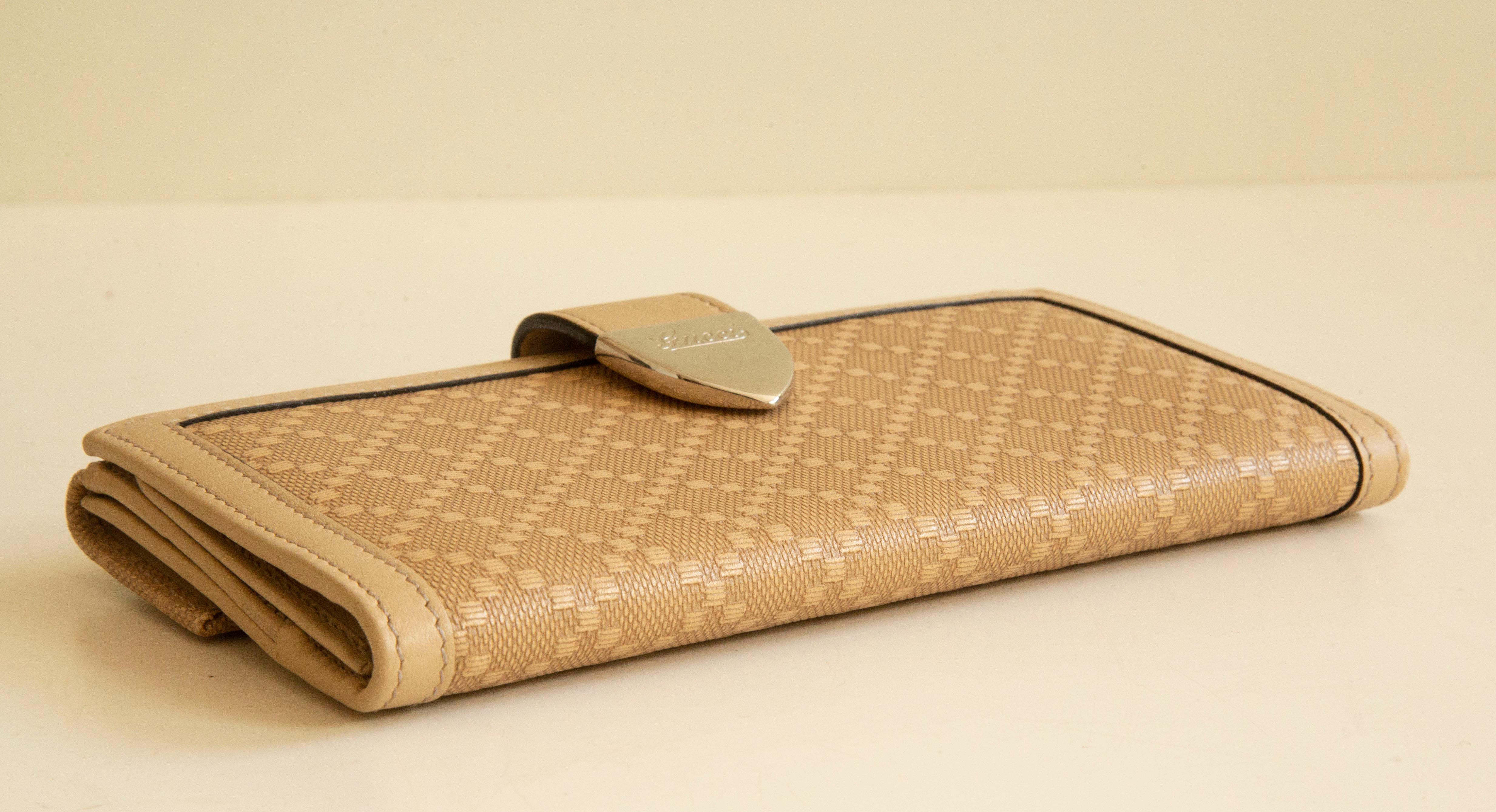 Women's or Men's 2000s Gucci Continental Wallet in Beige Fabric For Sale
