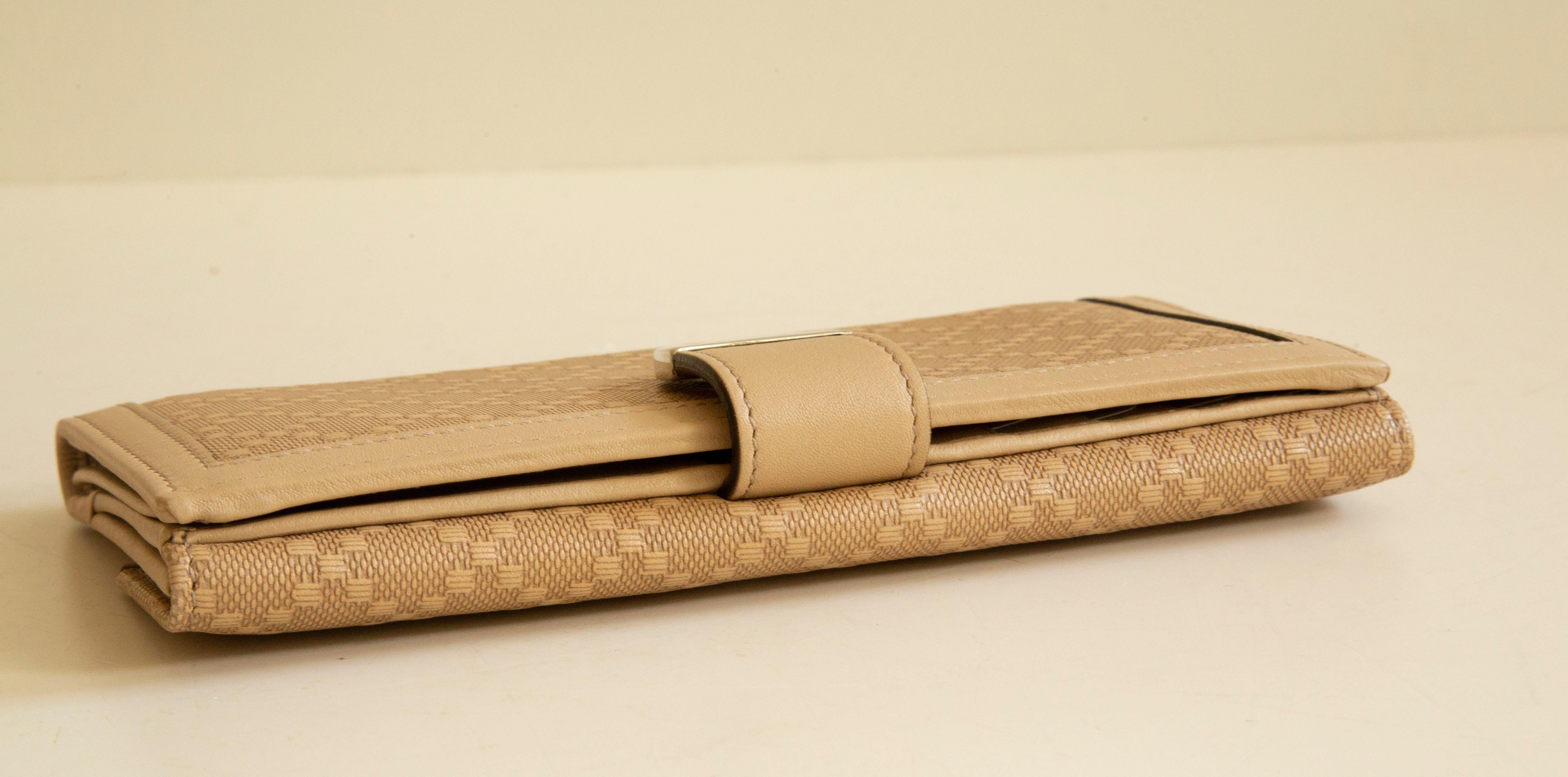 2000s Gucci Continental Wallet in Beige Fabric For Sale 1