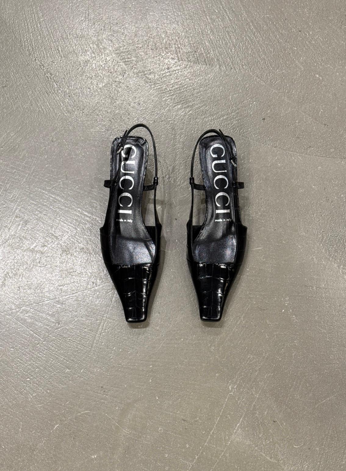 Tacones slingback de cocodrilo repujado Gucci años 2000

Estos tacones slingback de Gucci de principios de los 2000 presentan una textura de cocodrilo en relieve con una silueta elegante y puntiaguda. Sobrios pero lujosos, reflejan la refinada