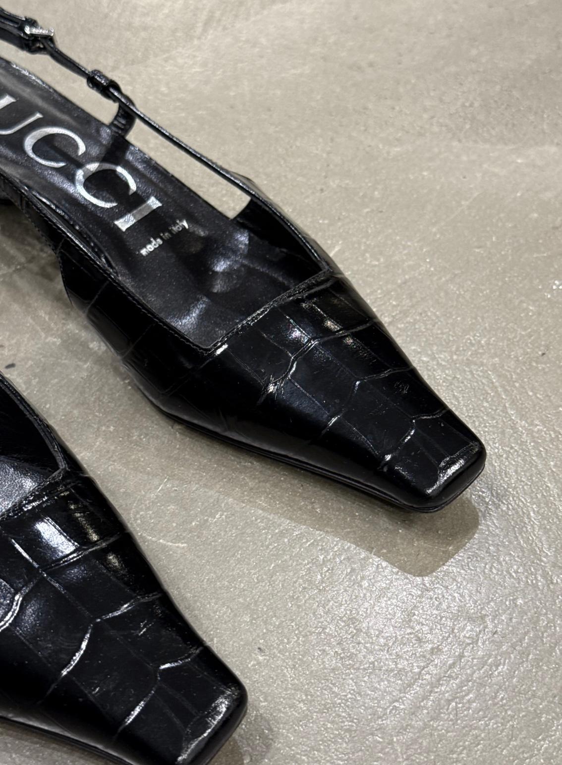 Tacones slingback de cocodrilo repujado Gucci años 2000 Negro en venta