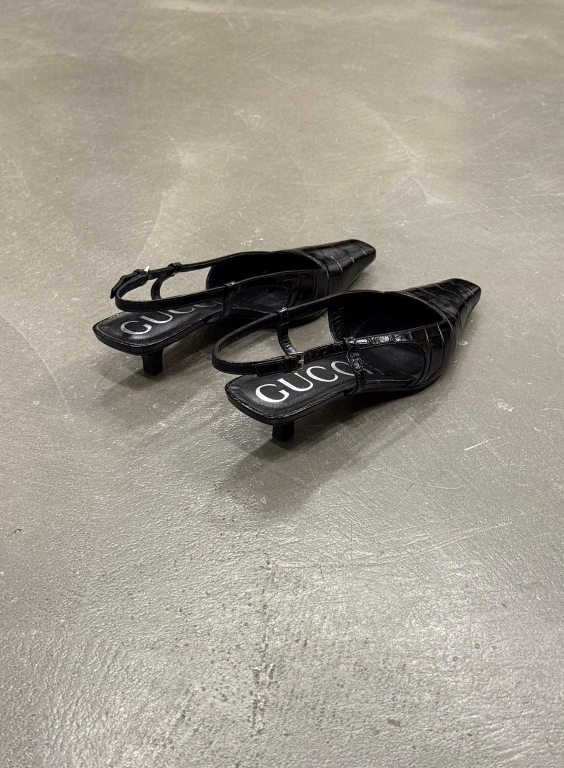 De las mujeres Tacones slingback de cocodrilo repujado Gucci años 2000 en venta