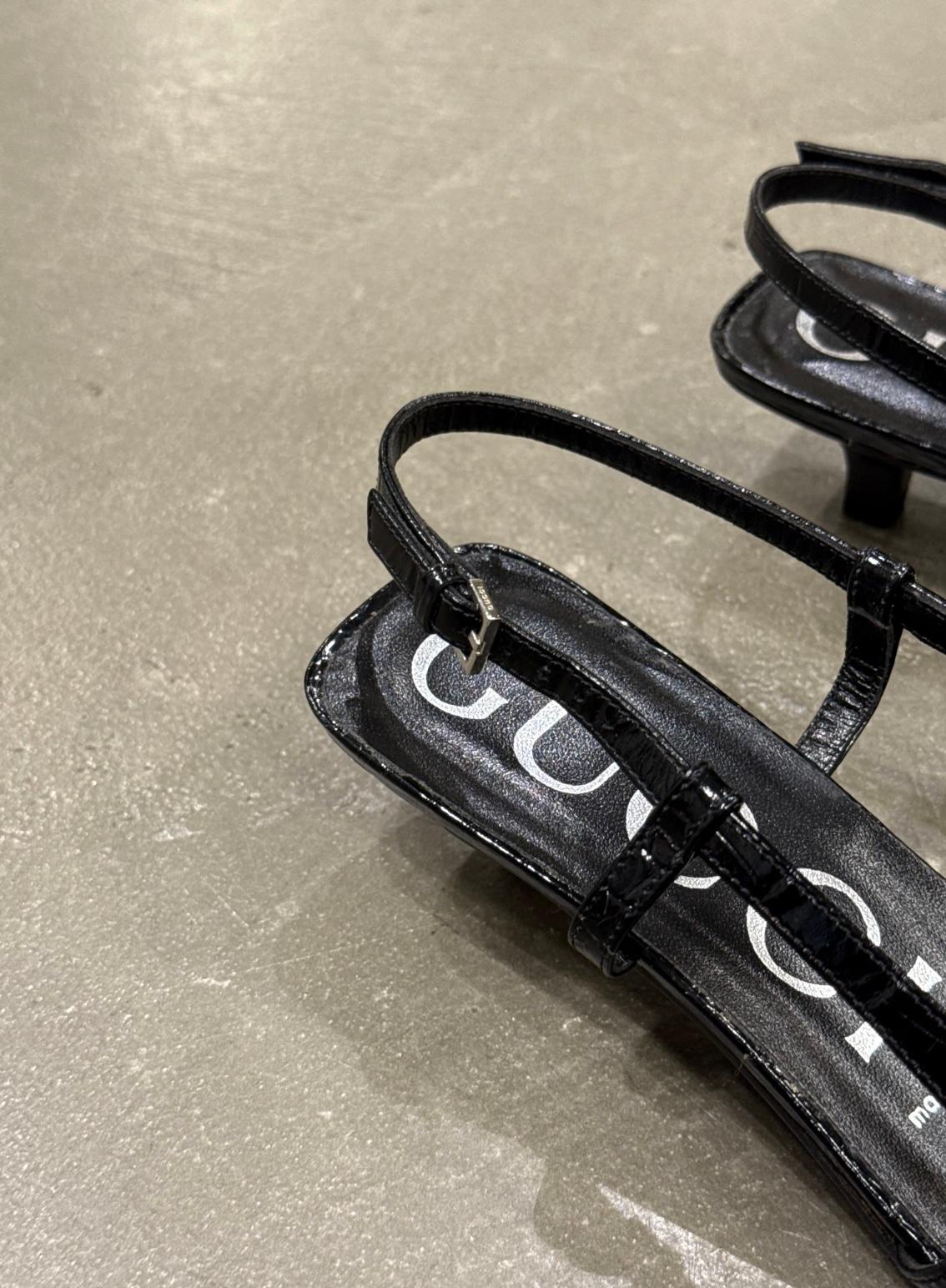 Tacones slingback de cocodrilo repujado Gucci años 2000 en venta 3