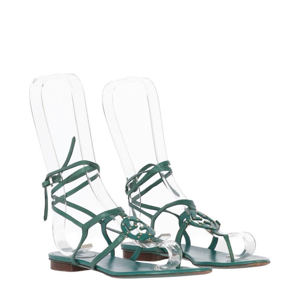 Gucci emerald green leather sandals. Flip flop model with central logo and ankle lacing.

Size: 39,5

Insole: 26 cm

Product code: X0754

Notes: The item shows signs of wear as shown in the pictures.

Composition: 100% Leather

Made in: