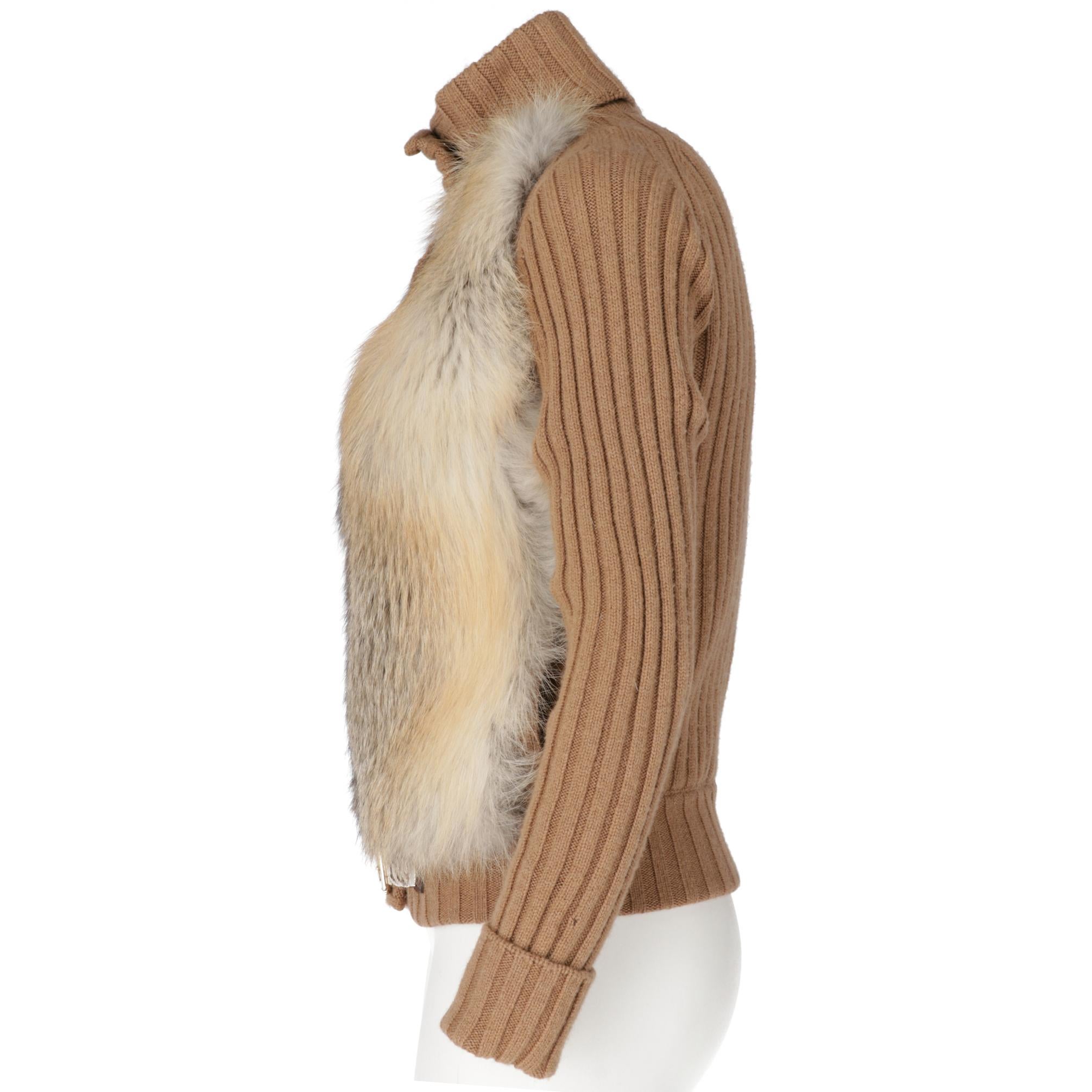 Gucci cardigan in beige camel wool with fox fur applied on the front, with long sleeves, high collar, front closure with hidden double slider zip and press buttons, pockets inserted in the seam, logoed belt in golden metal. Lined interior.

The
