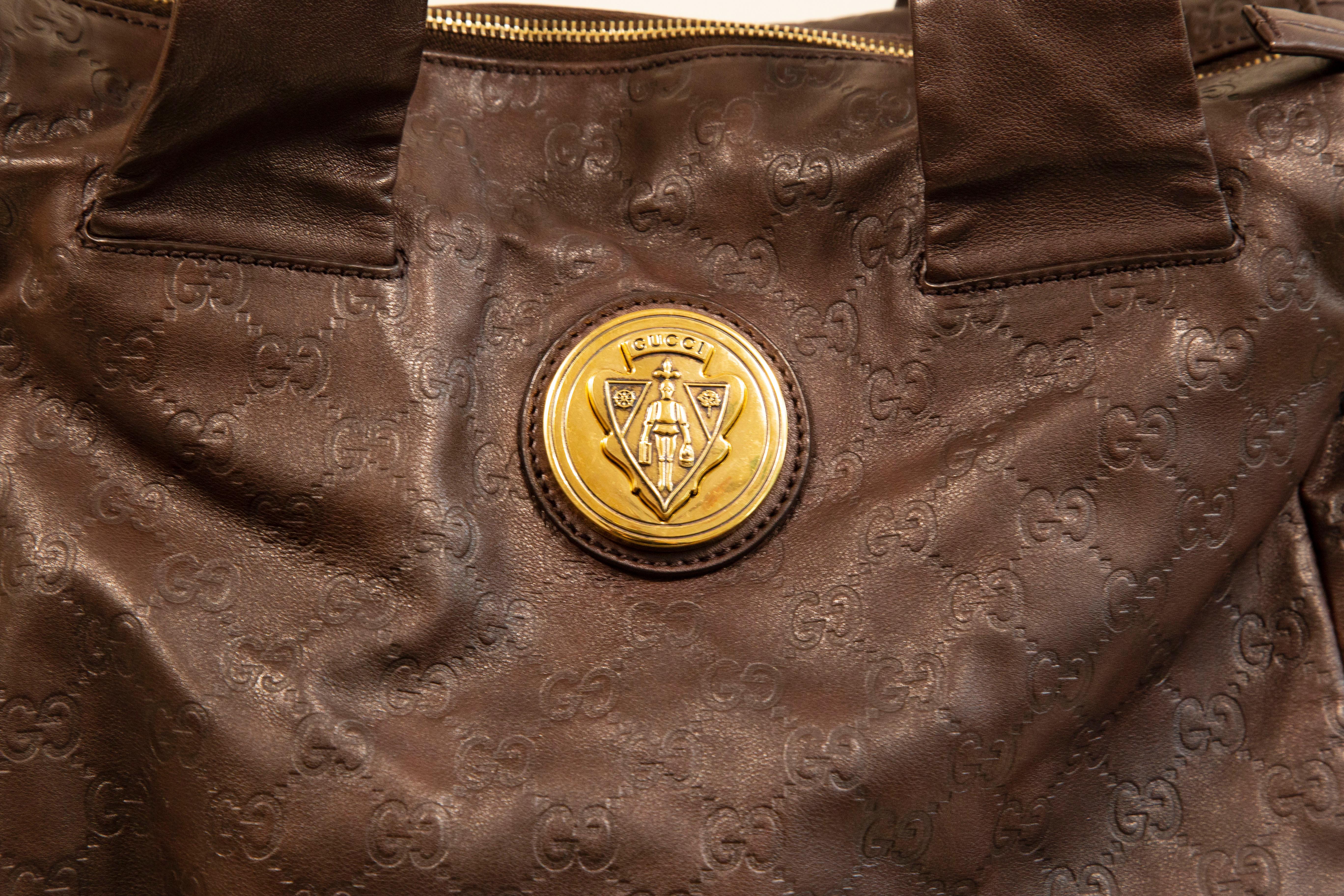 Gucci Hysteria large handbag made of GG web embossed brown leather with the Gucci hysteria metal ornament. The interior is lined with the Gucci horsebit fabric, and next to the major compartment it features three side pockets of which one has a