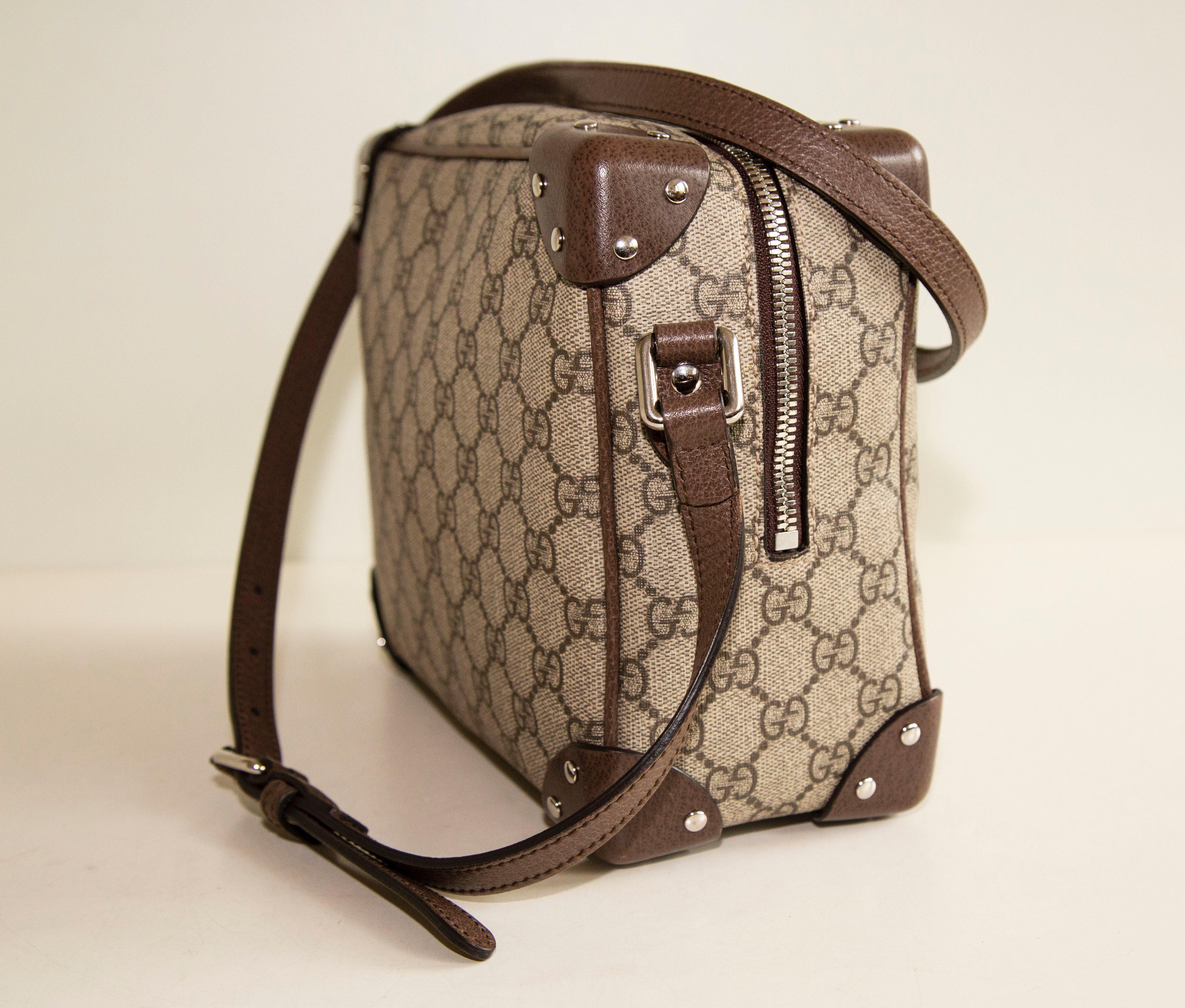 2000s Gucci GG Supreme Monogram Square Shoulder Bag  In Good Condition For Sale In Arnhem, NL