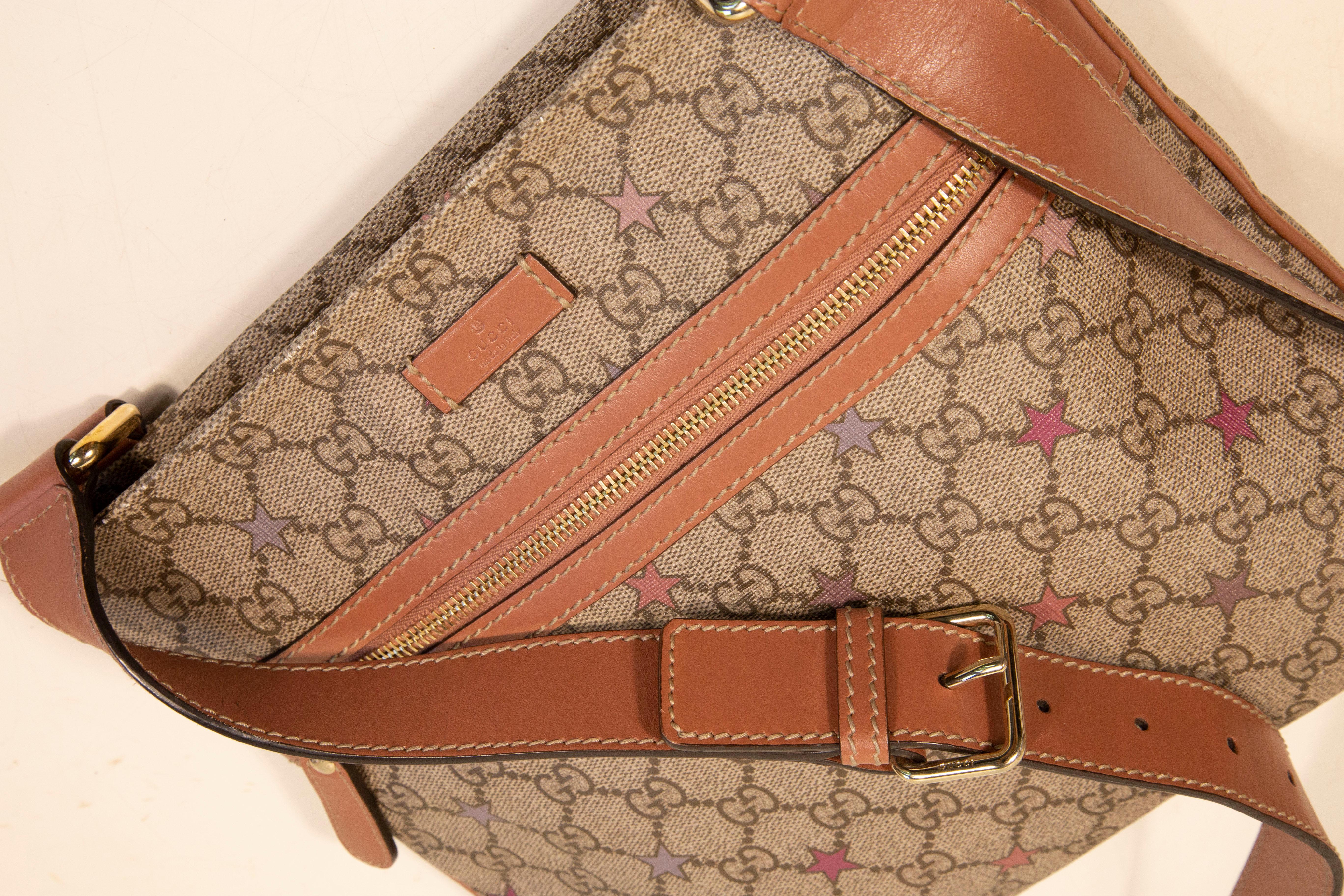 2000s Gucci GG Web Supreme PVC Canvas Crossbody Bag In Excellent Condition In Arnhem, NL